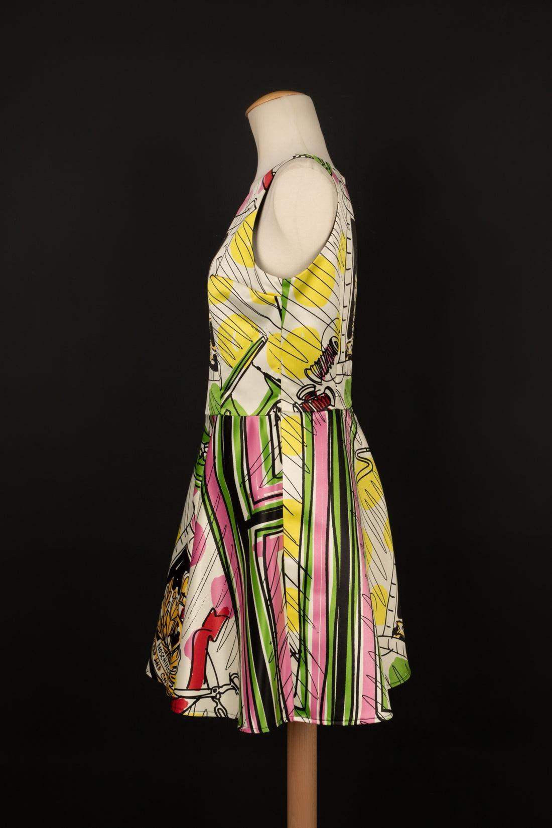 Moschino - Mid-length colorful printed dress. Indicated size 38FR.

Additional information:
Condition: Very good condition
Dimensions: Chest: 46 cm - Waist: 39 cm - Length: 85 cm

Seller Reference: VR216

