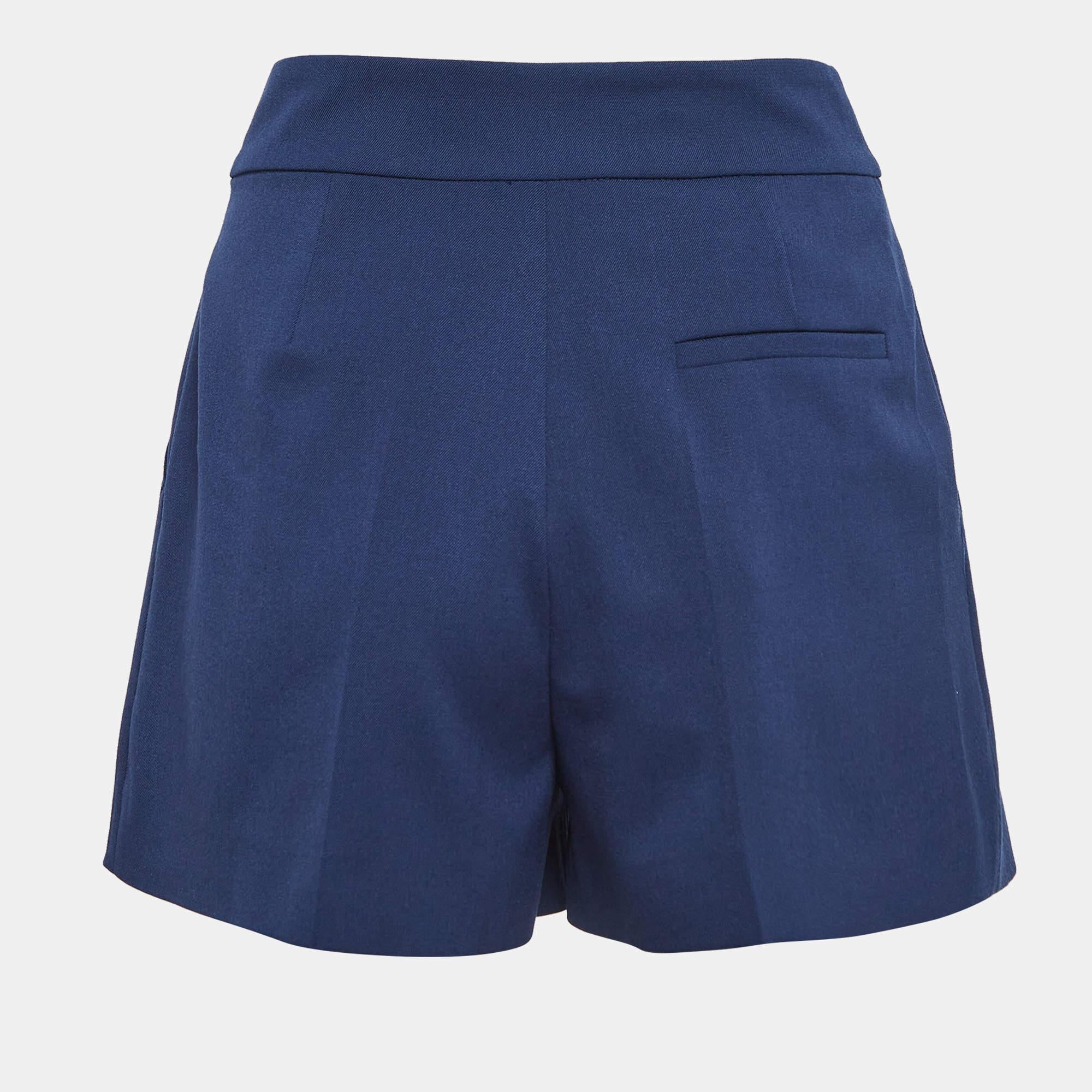 Confeccionados en resistente gabardina azul marino, estos pantalones cortos acampanados de Moschino Jeans aportan un aire divertido y chic a tu armario. La silueta de talle alto ofrece un ajuste favorecedor, mientras que el corte acampanado añade un