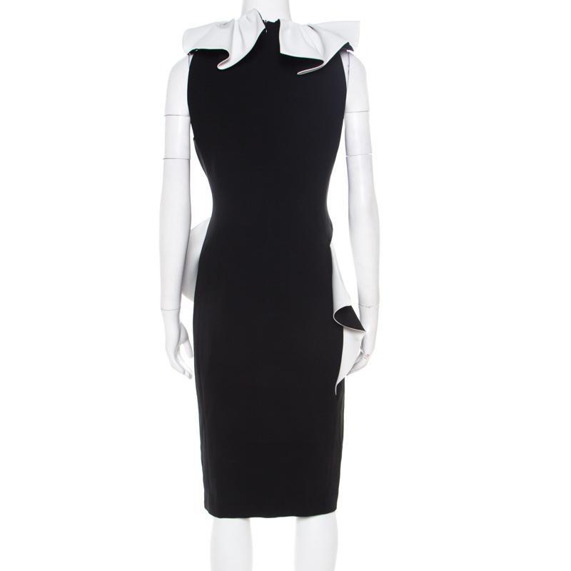 Créez votre propre style avec cette robe Moschino tendance et contemporaine ! La création noire est faite d'un mélange de tissus et présente une silhouette chic. Il arbore des garnitures à volants détaillées sur l'encolure et la taille et est doté