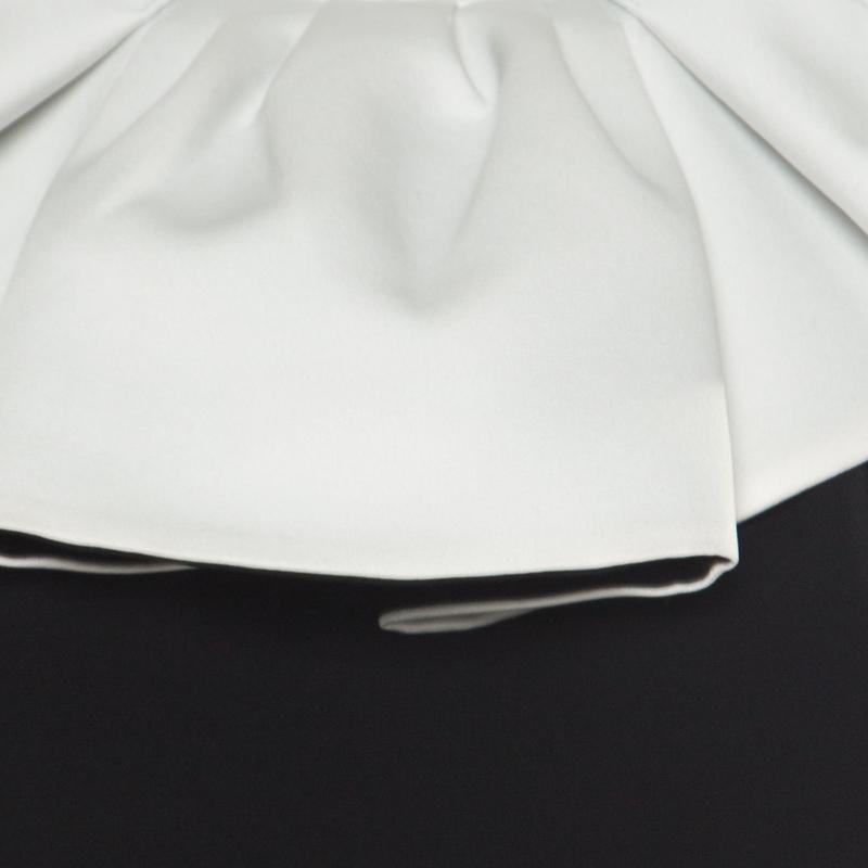 Moschino - Robe midi sans manches en crêpe monochrome avec bordure à volants, taille M en vente 2