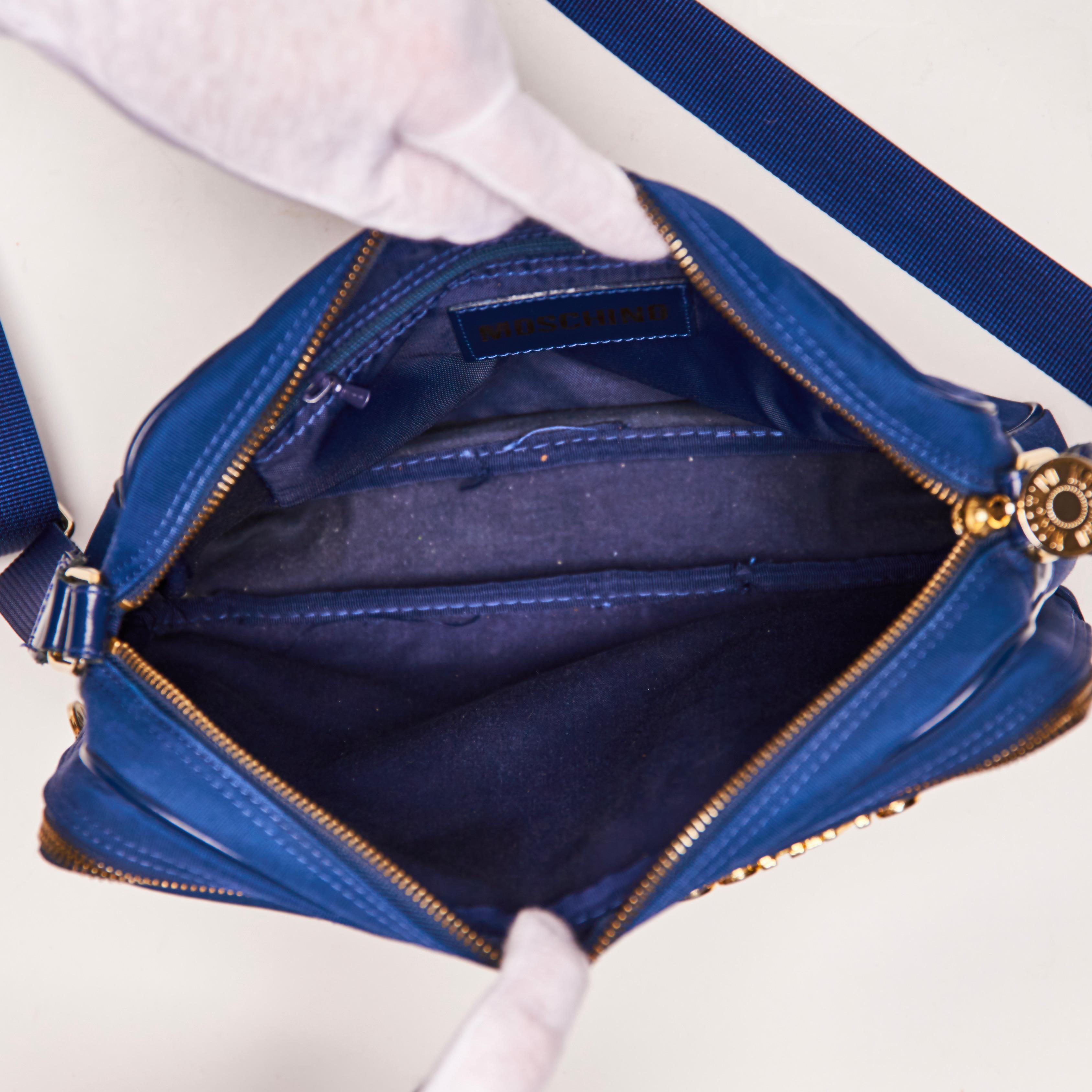 Bolsa para cámara Moschino Monograma Azul Marino en venta 1