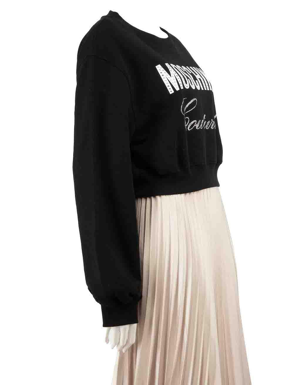 CONDITION ist nie getragen, mit Tags. Dieser neue Moschino Couture! Designer-Wiederverkaufsartikel weist keine sichtbaren Abnutzungserscheinungen am Pullover auf.
 
 Einzelheiten
 Schwarz
 Baumwolle
 Sweatshirt
 Mit Strass verziertes Logo
 Gekürzte
