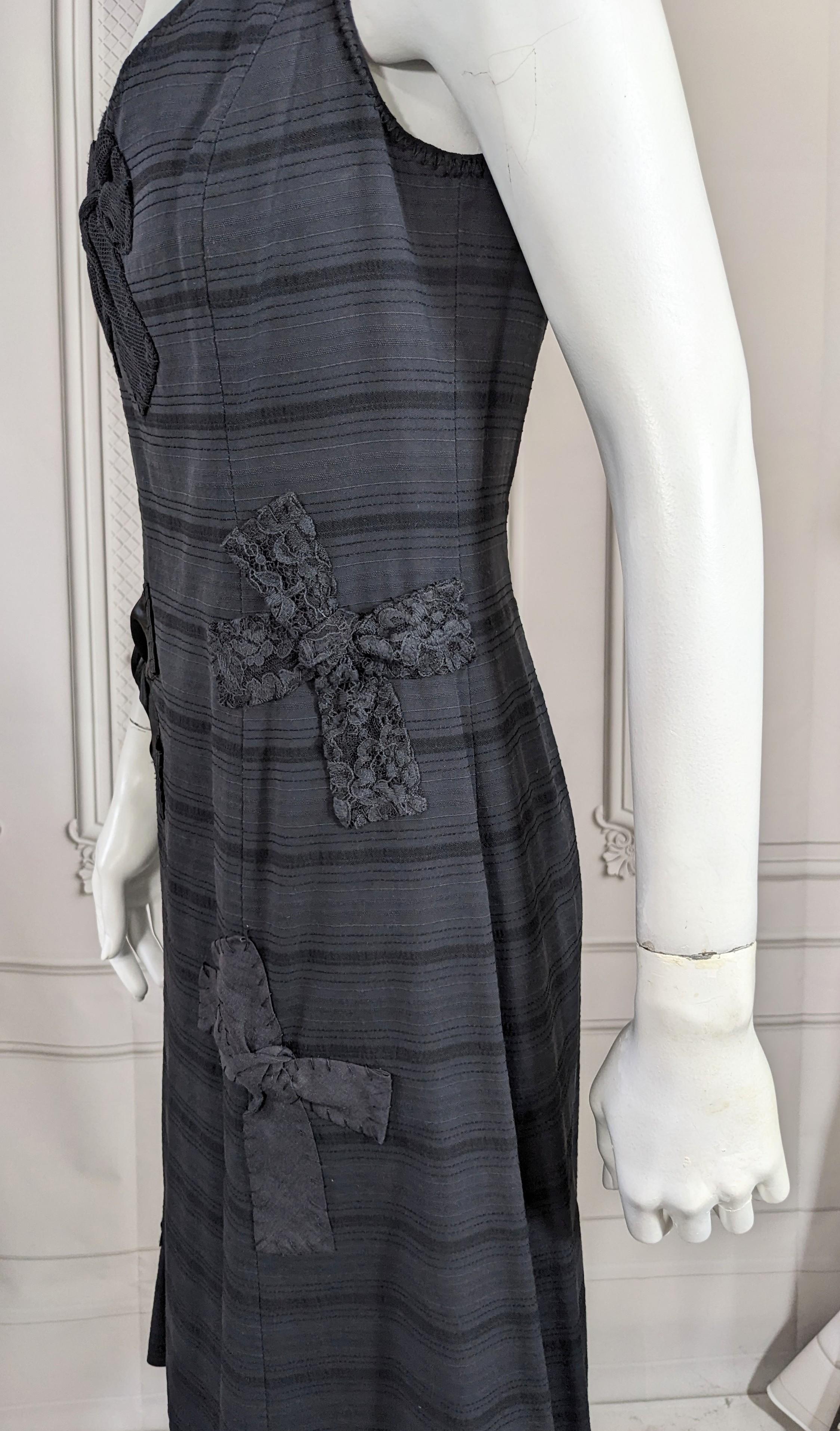 Moschino Kleid mit mehreren Schleifen-Motiv im Zustand „Gut“ im Angebot in New York, NY