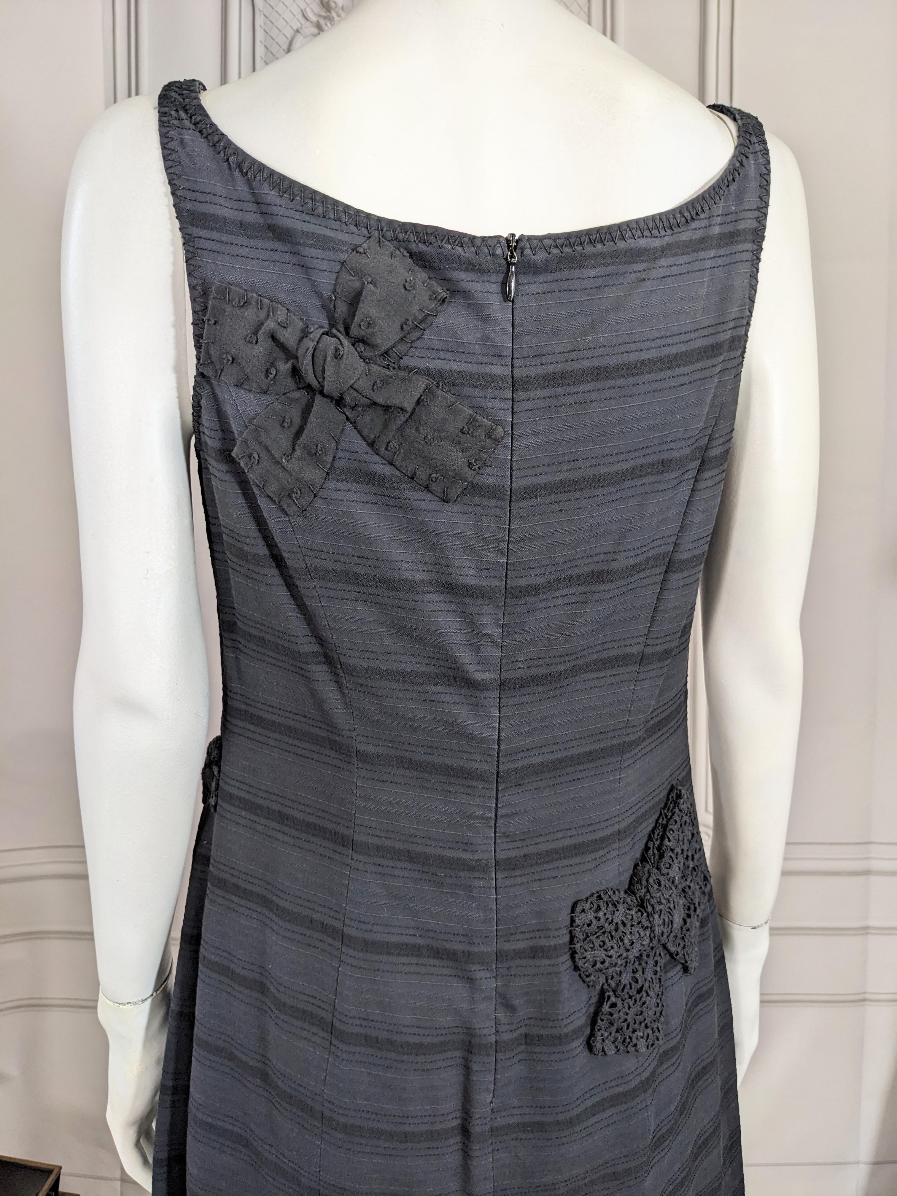 Moschino Kleid mit mehreren Schleifen-Motiv im Angebot 1
