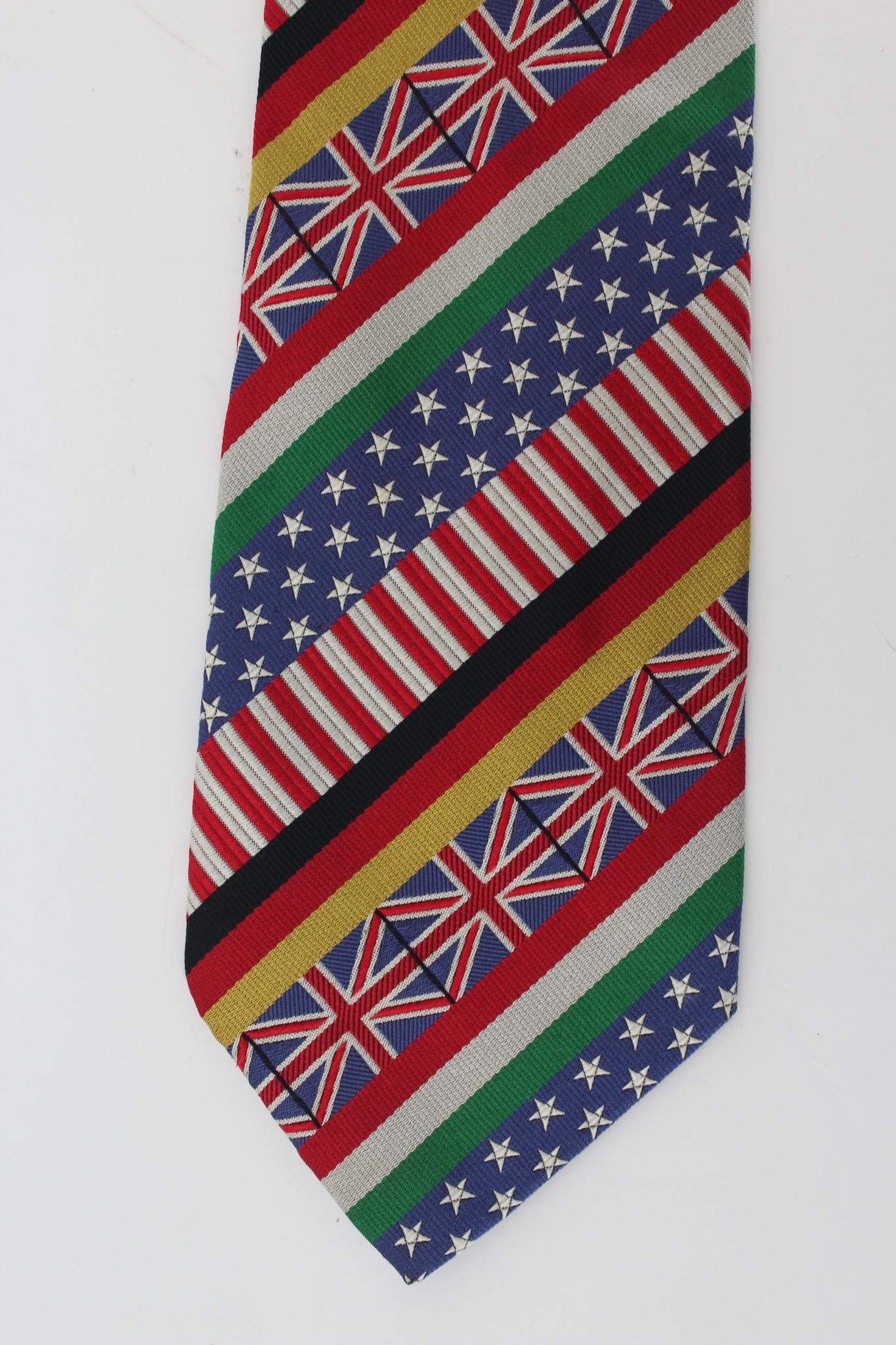 Cravate iconique vintage des années 90 de Moschino. Multicolore avec différents drapeaux dessinés, tissu 100% soie. Fabriquées en Italie.

Longueur : 145 cm
Largeur : 10 cm