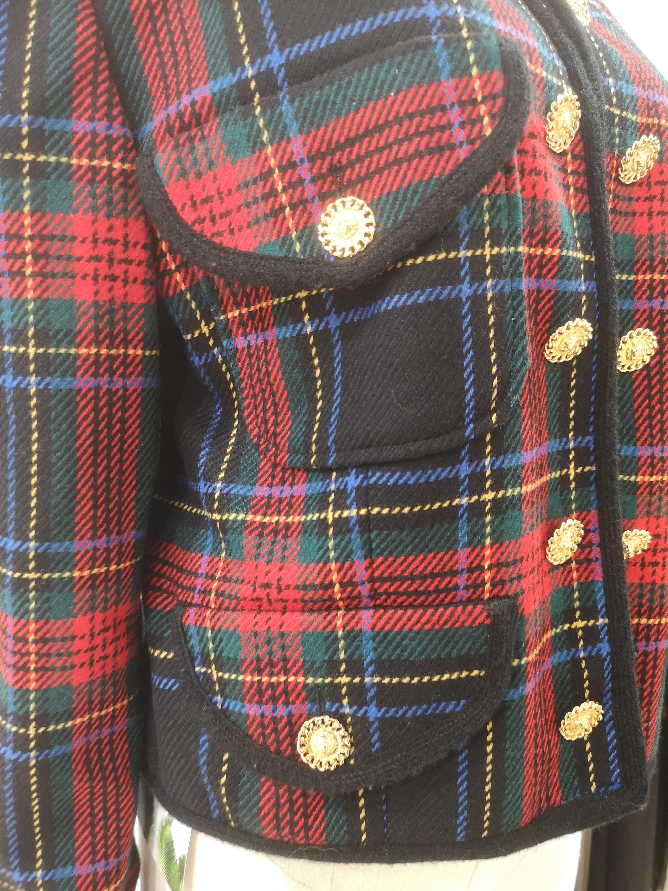 Moschino multicoloured wool jacket
embellished with gold tone buttons. Has to be worn open
Size 46