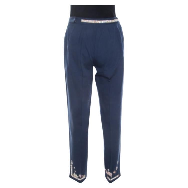 Questi pantaloni di Moschino sono così ben fatti che ti piacerà sfoggiarli ovunque. È realizzato in cotone finissimo e sfoggia una tonalità blu navy. I pantaloni presentano graziosi dettagli ricamati sul girovita e sull'orlo. Saranno favolosi con