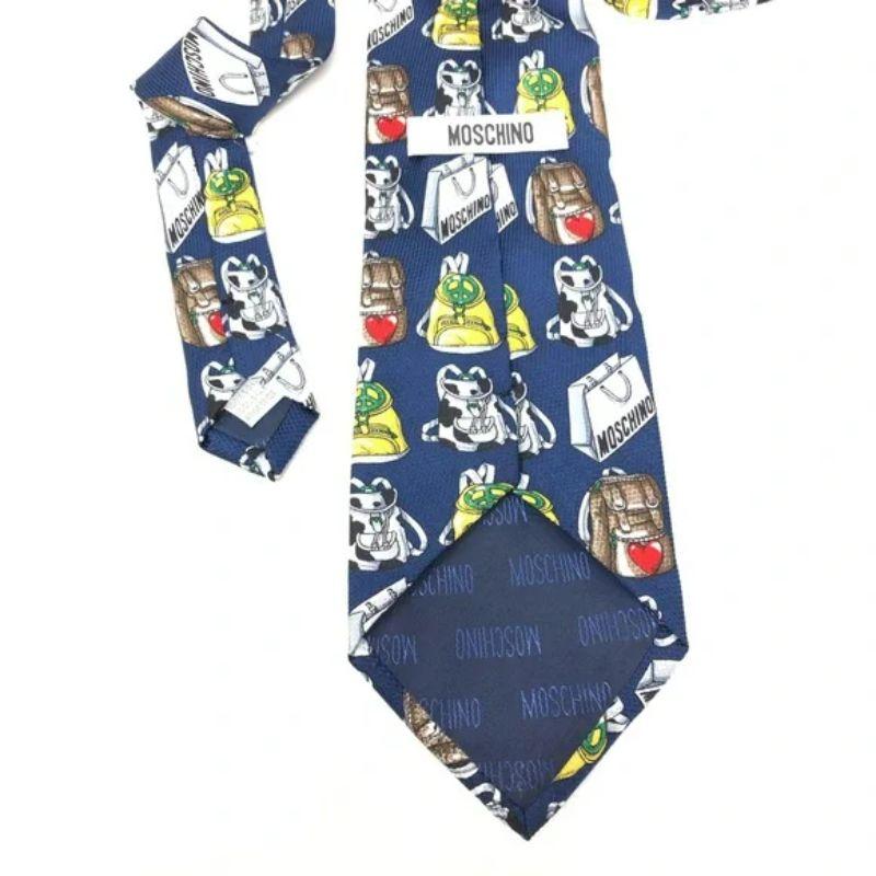 Moschino sac à provisions marine sac à dos soie cravate pour hommes

Amusez-vous autour du cou en portant cette cravate Moschino vintage ! Des images uniques d'un sac à dos avec un signe de paix, d'un sac à dos avec un motif de vache, d'un sac à dos