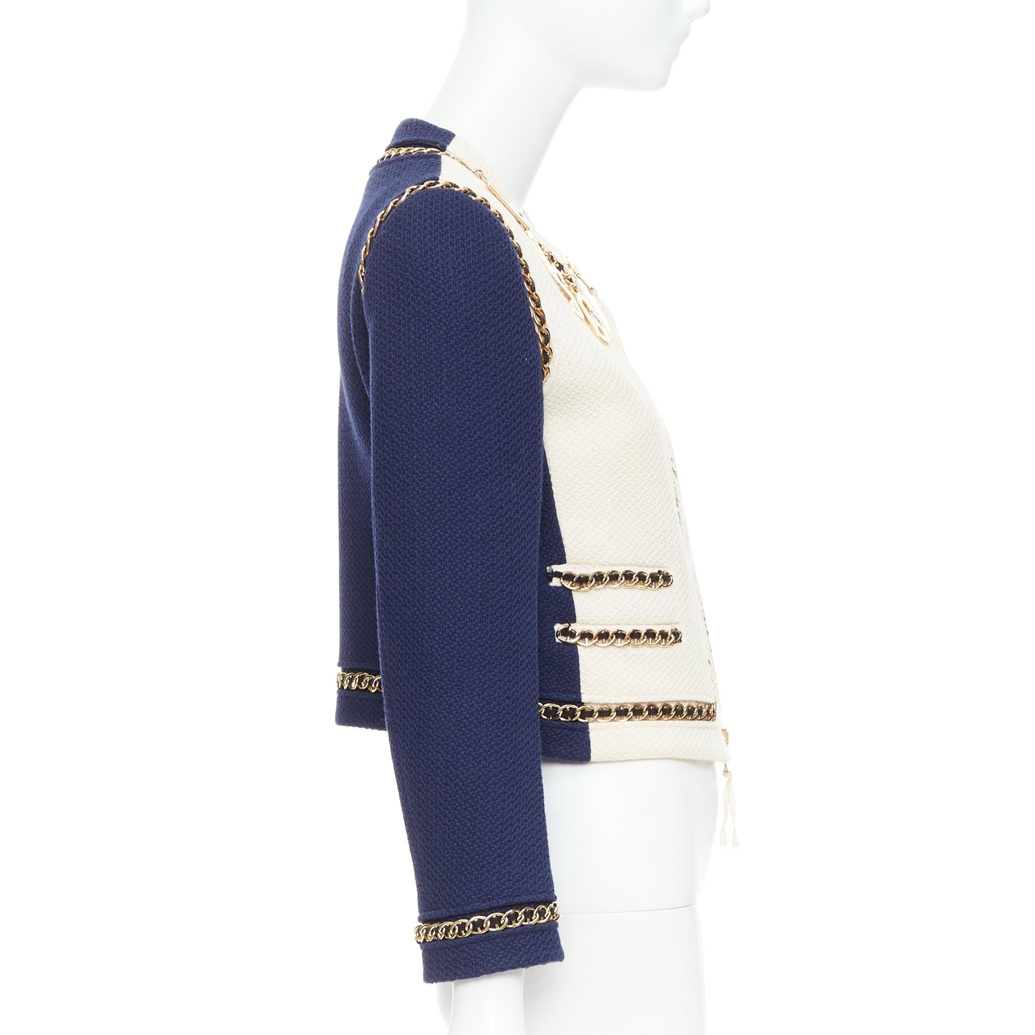 Donna MOSCHINO giacca in tweed crema con logo in oro bianco e blu, IT40 S. in vendita