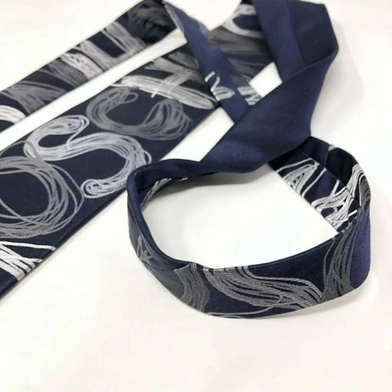 Violet Moschino - Cravate en soie blanche marine en vente