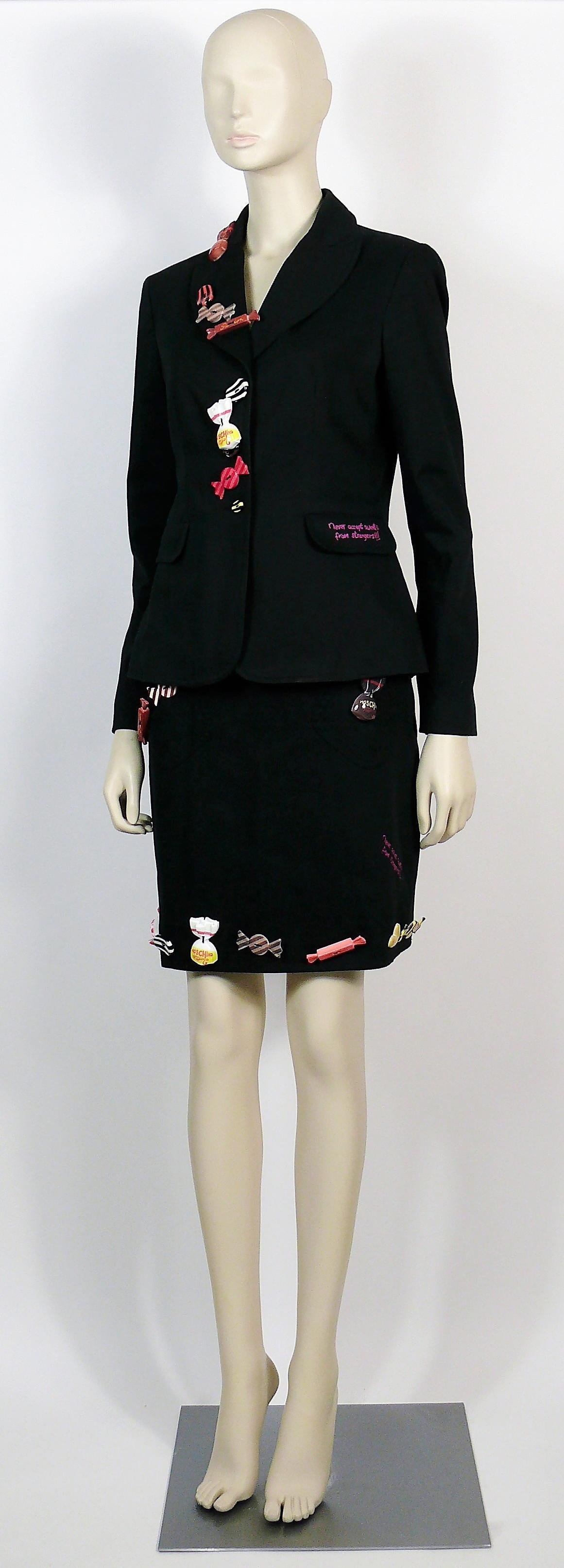 Blazer e gonna impreziositi da caramelle Moschino 