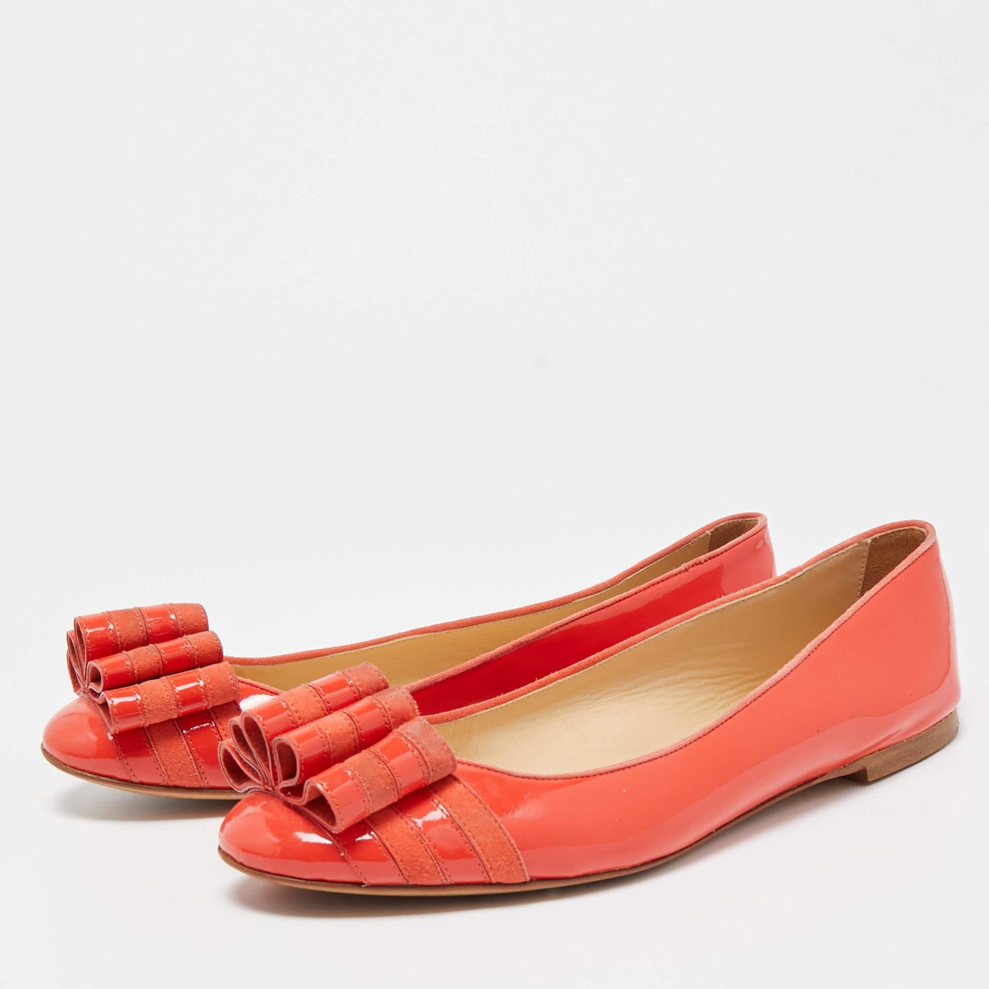 Completa il tuo look aggiungendo queste ballerine di design alla tua collezione di calzature per tutti i giorni. Sono realizzati con maestria per garantire una vestibilità e uno stile perfetti.