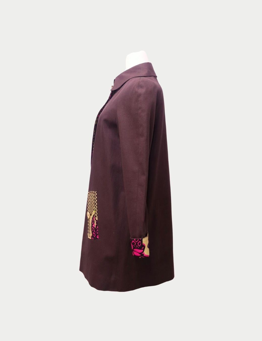 Moschino Brauner Mantel - Gemusterte Taschen & Manschetten Detail Vintage Trench

Dieser braune Mantel mit Verzierungen ist ein seltenes Vintage-Stück von Moschino, das die charakteristische Mischung aus zeitlosem Schnitt und verspielter Kreativität