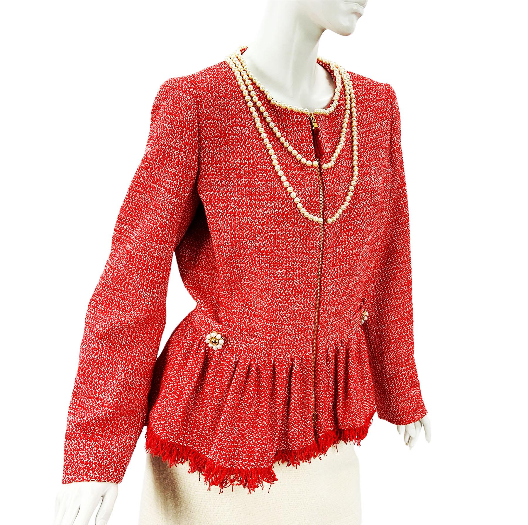 Moschino Pearl-like Necklace Embellished Boucle Jacket
Italian size 46 / US 12
Red boucle mid-weight jacket finished with the attached, pearl-like beads, triple necklace.
Two pockets adorned with decorative buttons and snaps for closure. 
Peplum