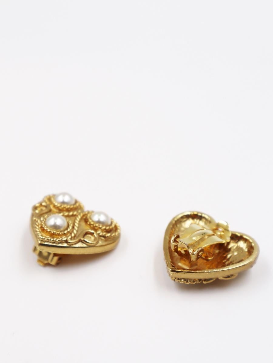 Baroque MOSCHINO Clips d'oreilles en forme de cœur en perles, années 1990 en vente