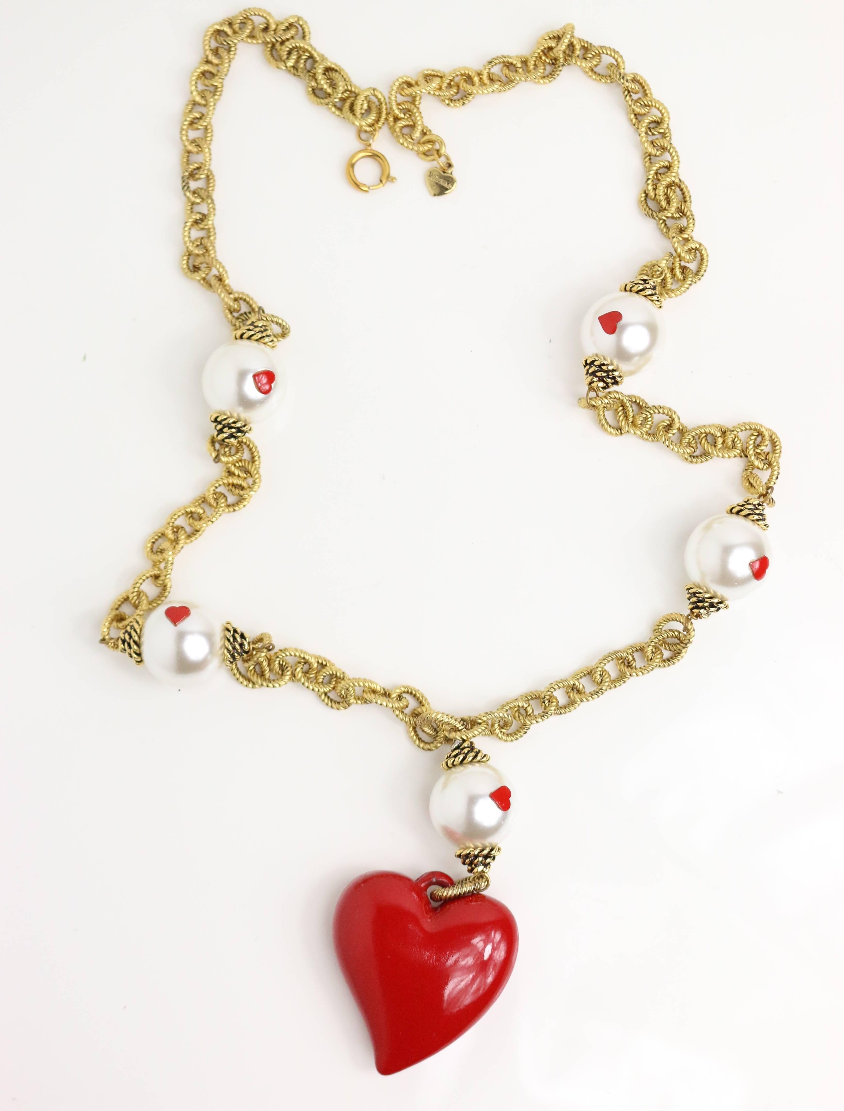 Moschino Pearl Heart Shape Pendant Gold Toned  Hardware Cable Chain Necklace  In Excellent Condition For Sale In Sheung Wan, HK