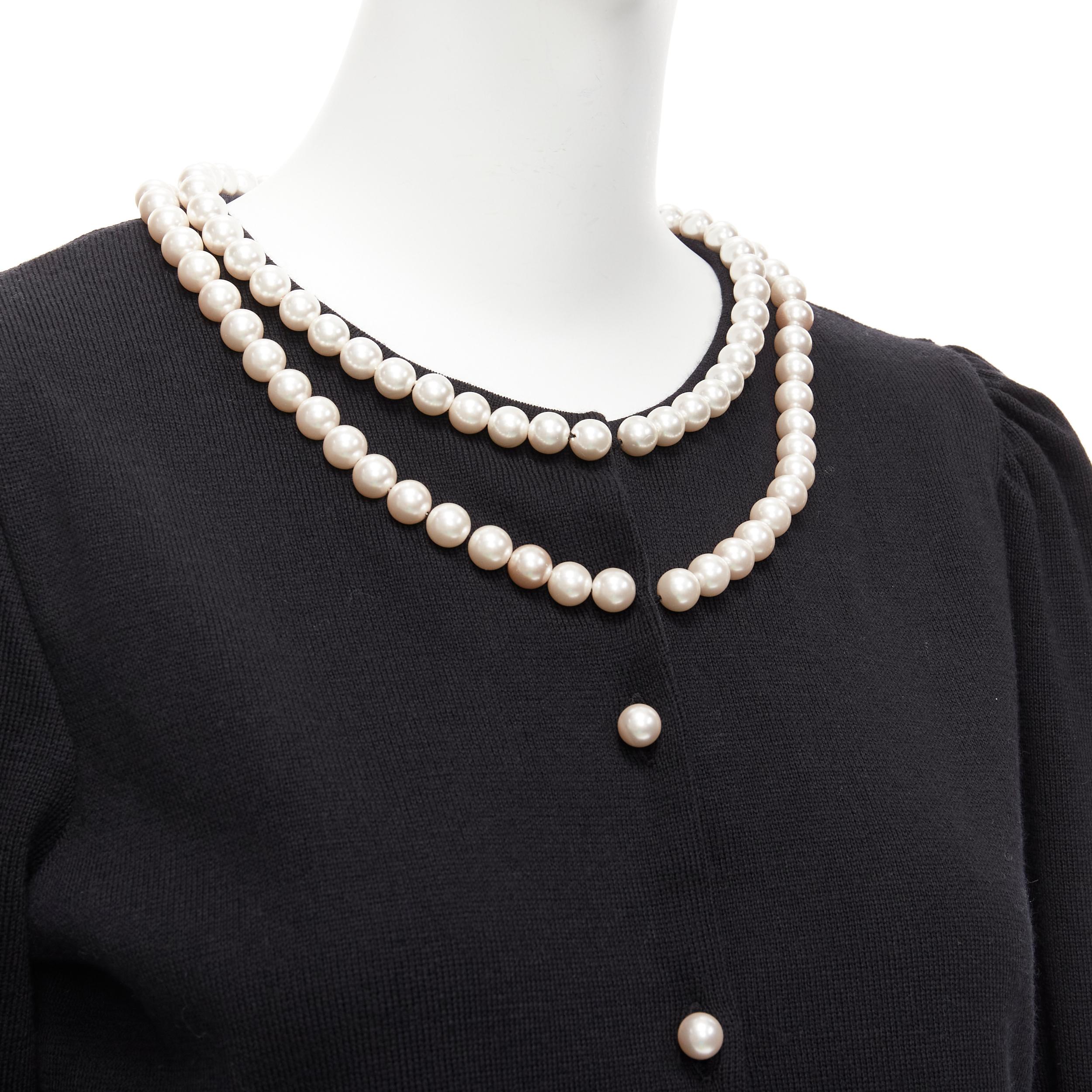MOSCHINO pearl necklace collar black soft knit preppy cardigan IT40 S
Reference: AAWC/A01103
Brand: Moschino
Designer: Jeremy Scott
Material: Polyamide, Blend
Color: Black, Pearl
Pattern: Solid
Closure: Button
Extra Details: Faux pearl buttons.
Made