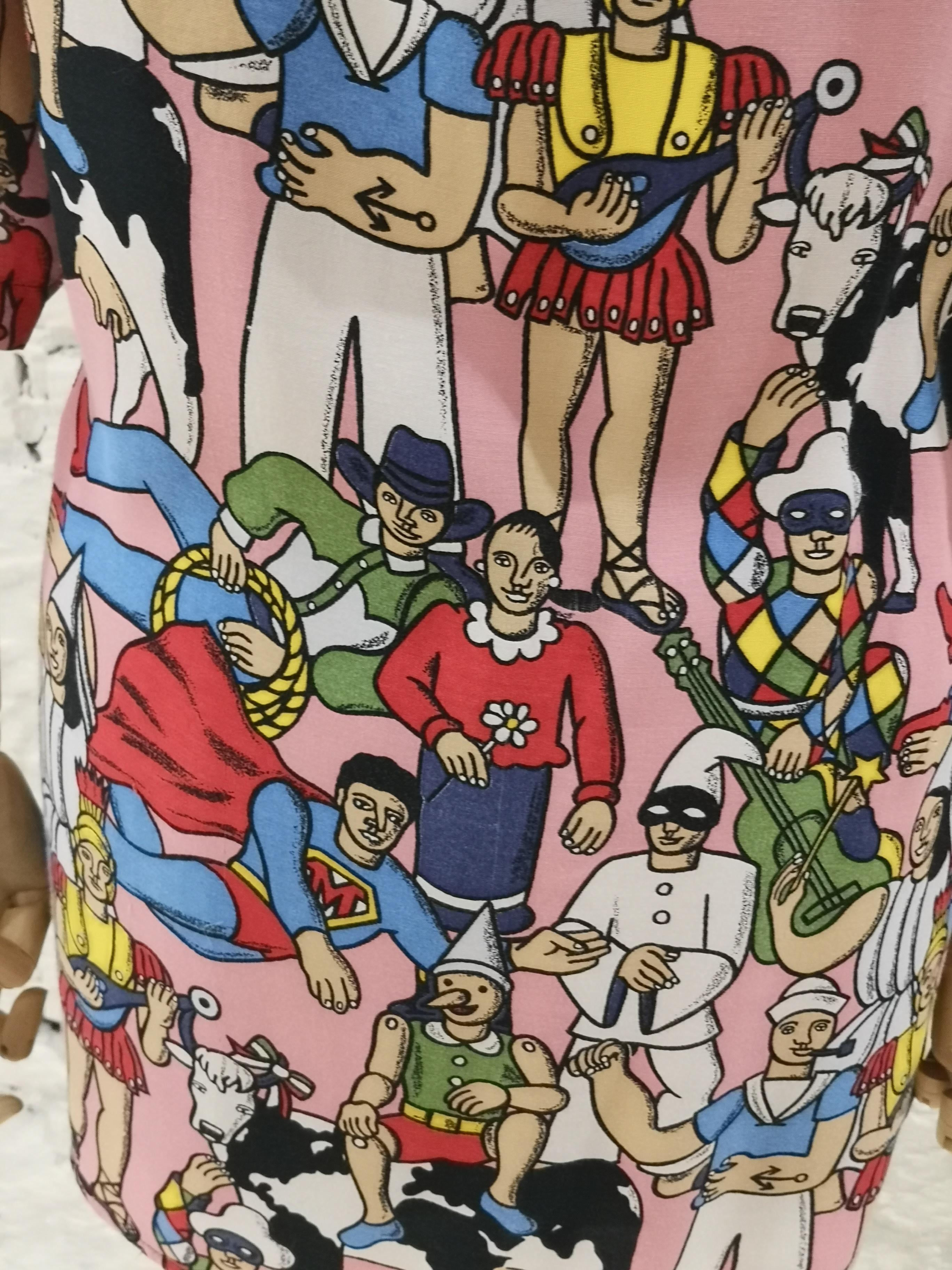1990er Moschino Rosa mehrfarbig berühmte italienische Zeichen inspo Shirt im Angebot 6