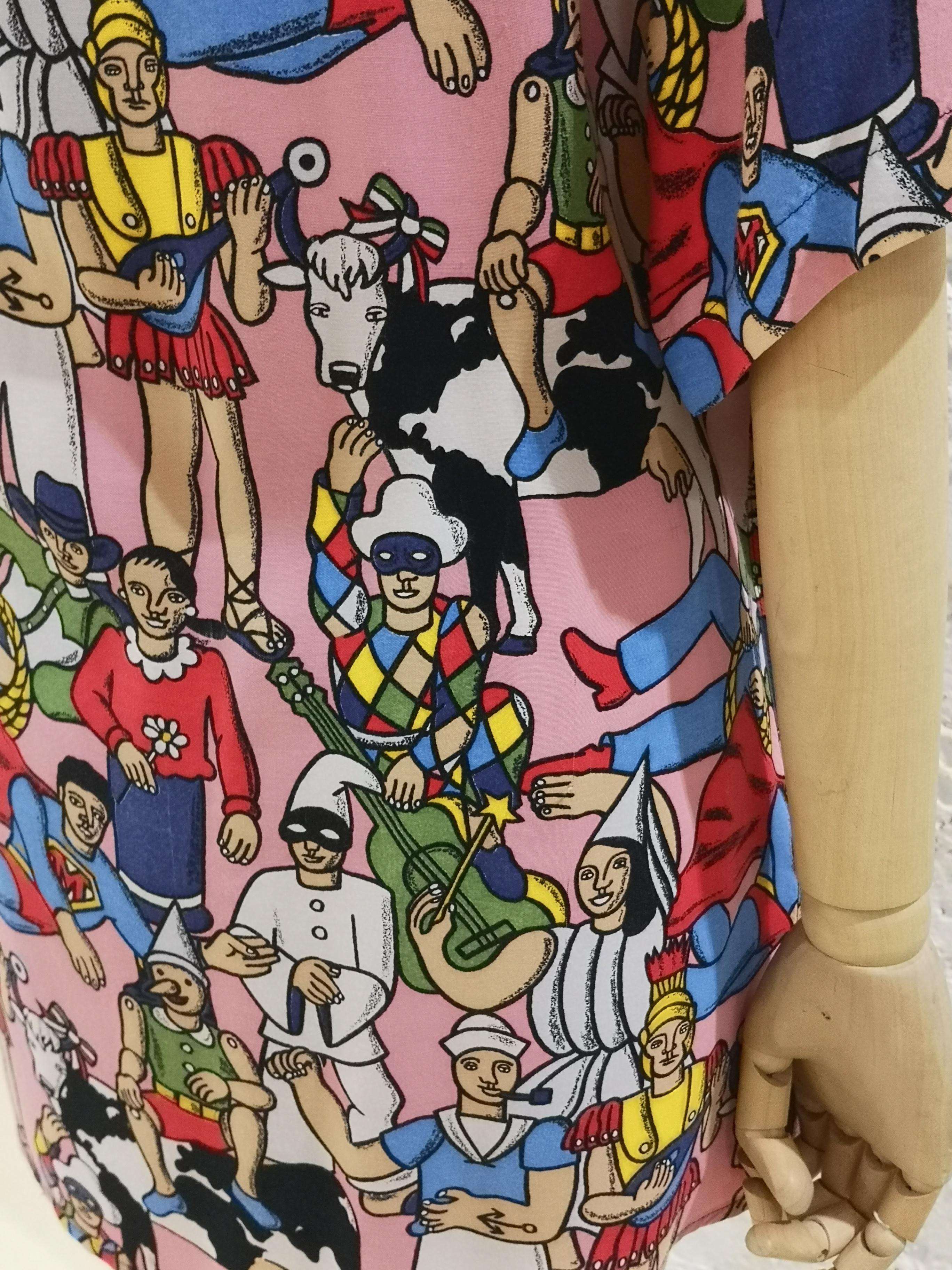 1990er Moschino Rosa mehrfarbig berühmte italienische Zeichen inspo Shirt im Angebot 7