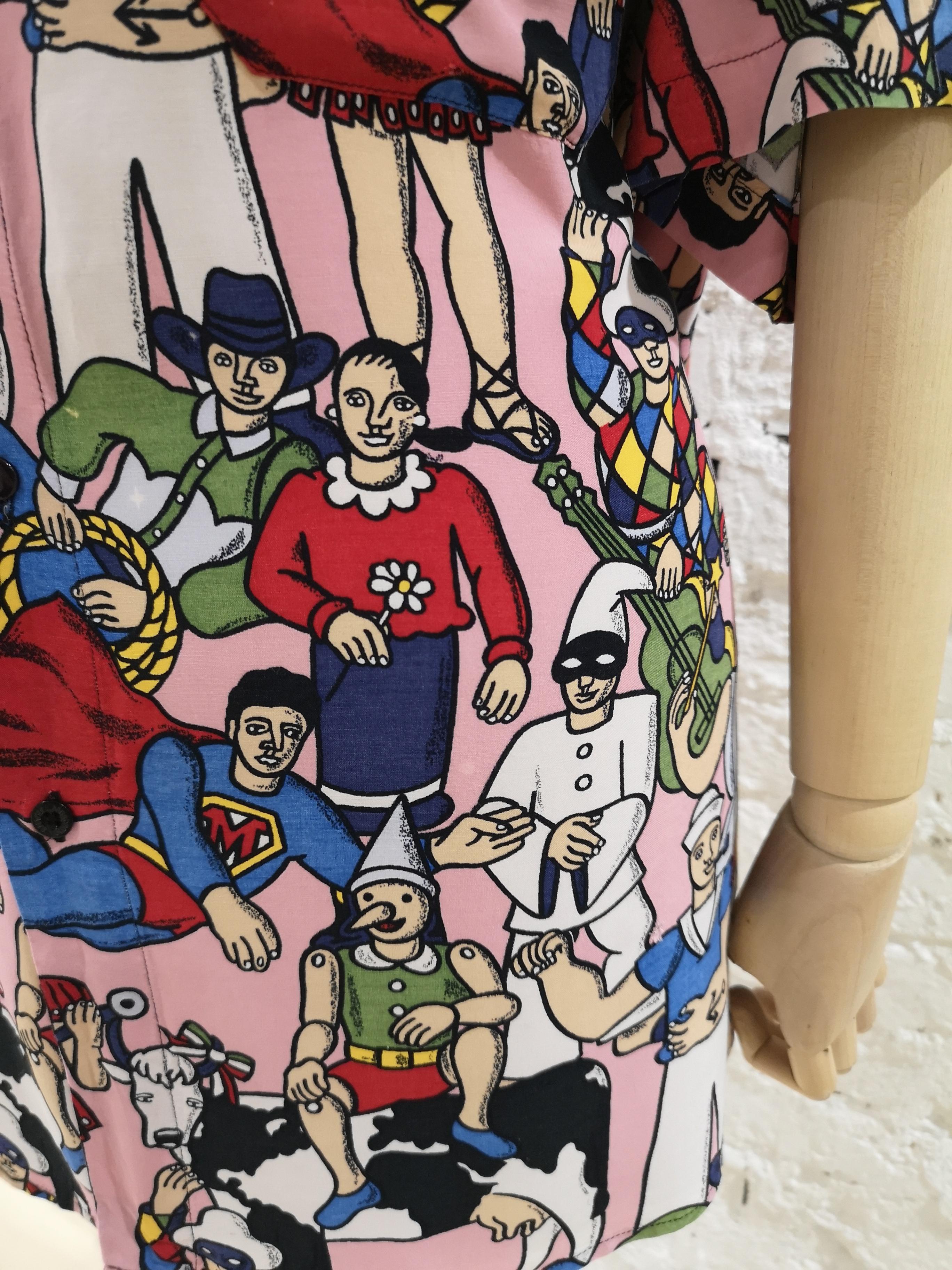 1990er Moschino Rosa mehrfarbig berühmte italienische Zeichen inspo Shirt (Schwarz) im Angebot
