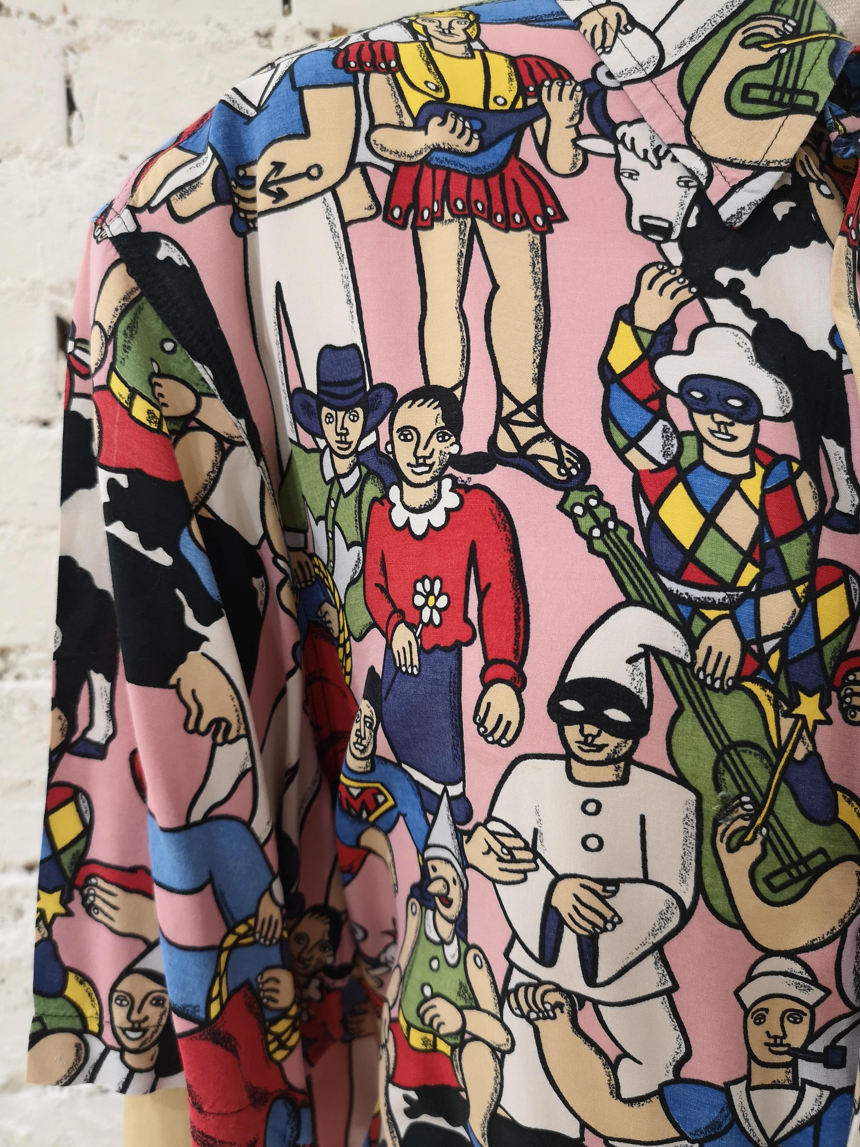 1990er Moschino Rosa mehrfarbig berühmte italienische Zeichen inspo Shirt Damen im Angebot