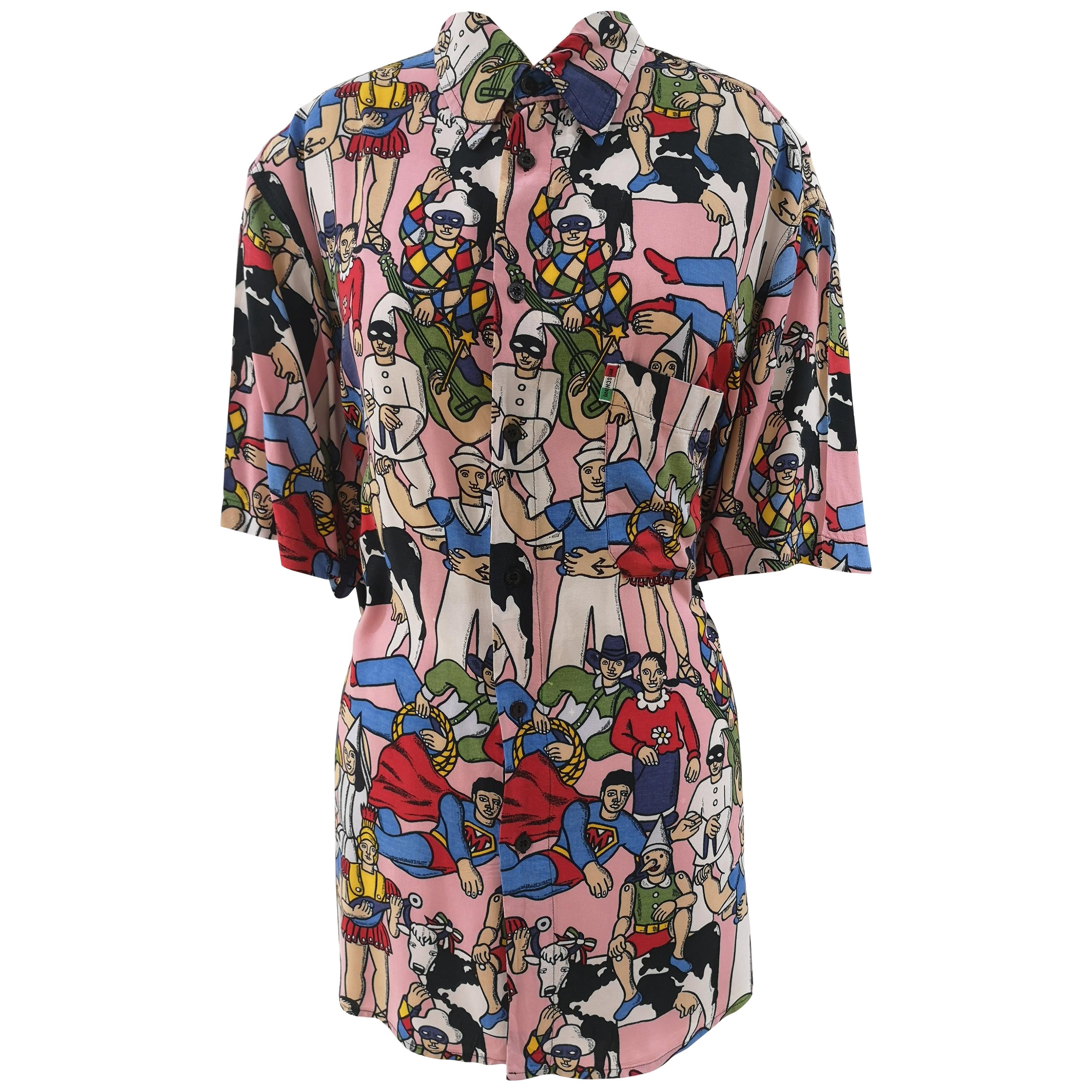 1990er Moschino Rosa mehrfarbig berühmte italienische Zeichen inspo Shirt im Angebot