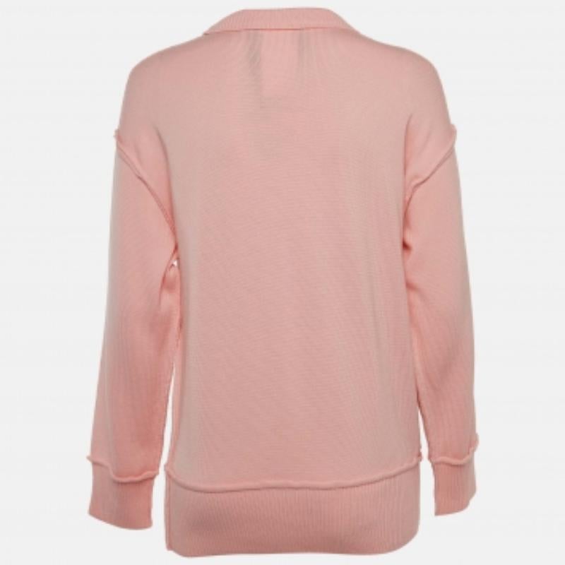 Le pull Moschino est un vêtement fantaisiste et douillet. Confectionné en laine rose douce, il est orné d'un ourson ludique aux détails complexes. Ce pull allie sans effort luxe et charme, ce qui en fait une pièce phare de la garde-robe de tout