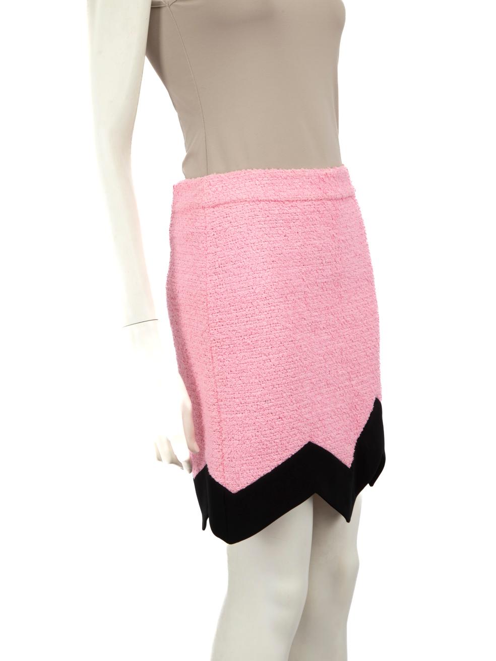 CONDIT ist sehr gut. Kaum sichtbare Abnutzungserscheinungen am Rock sind bei diesem gebrauchten Moschino Designer-Wiederverkaufsartikel zu erkennen.
 
 
 
 Einzelheiten
 
 
 Rosa
 
 Baumwolle
 
 Rock
 
 Zickzack-Saum
 
 Mini
 
 Seitlicher