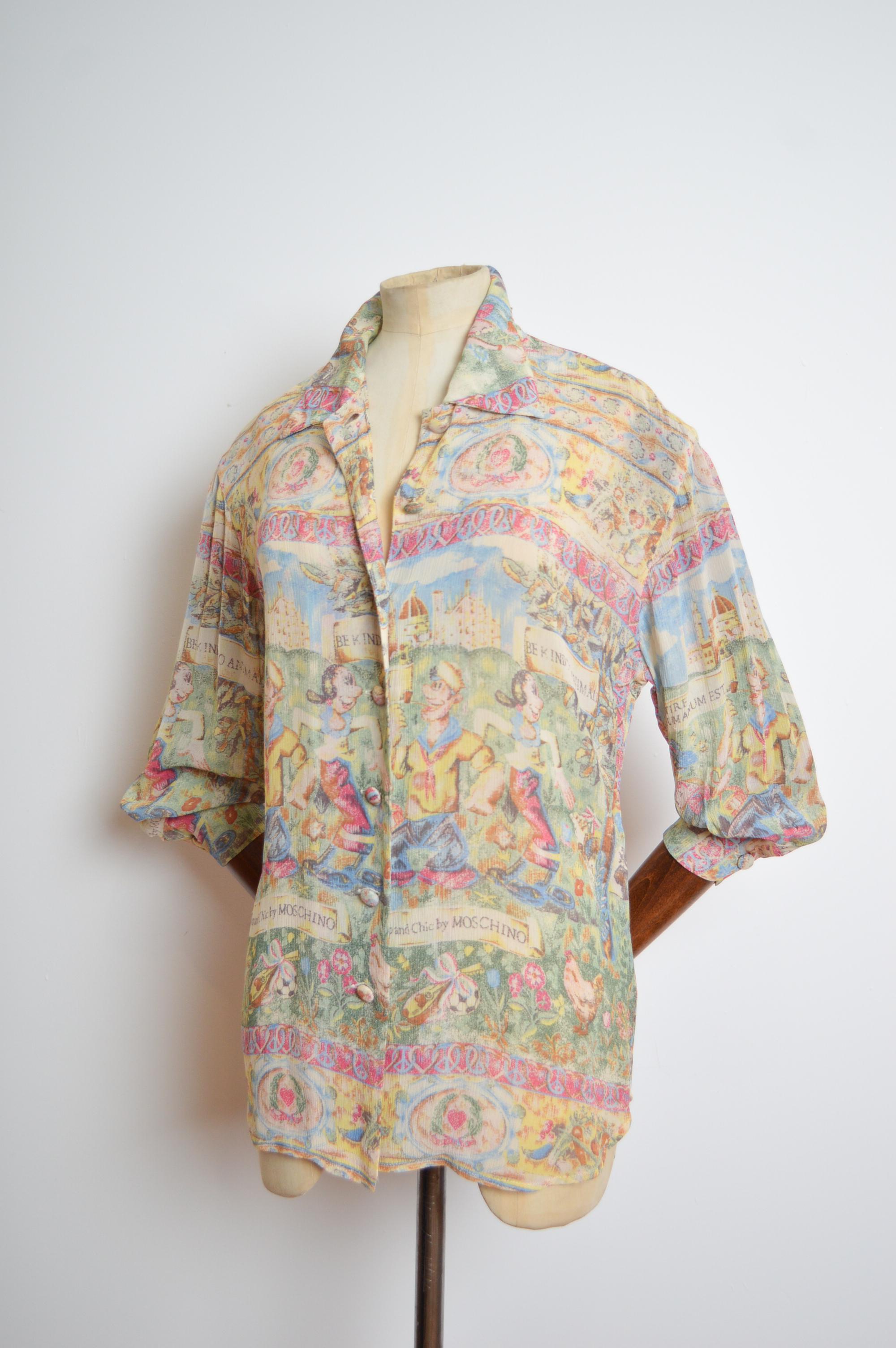 Moschino Popeye & Olive Oil Cartoon 1990s Loud Buntes Hemd mit Pastelldruck 
CHEAP & CHIC 
HERGESTELLT IN ITALIEN! 
Halbtransparente Textur / Knöpfe vorne / 3/4 lange Ärmel / Lockere Passform 
Grube zu Grube; 21-22