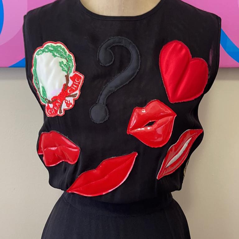 Moschino pret a porter black red lips dress

This Moschino vintage dress is a real joy to look at with fun all over it like red patent lips, black questions marks and gold peace signs. No Size Tag.

Material: Feels like acetate blend. Crepe
