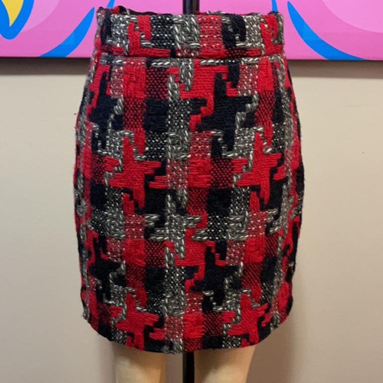 Moschino red black gray tweed skirt

This vintage Moschino Pret A Porte is the perfect skirt for Fall. Pair with black tights, boots and a black turtleneck sweater for a finished look. Nice thick fabric. 
Size 8
Across waist - 14 in.
Across hips- 18