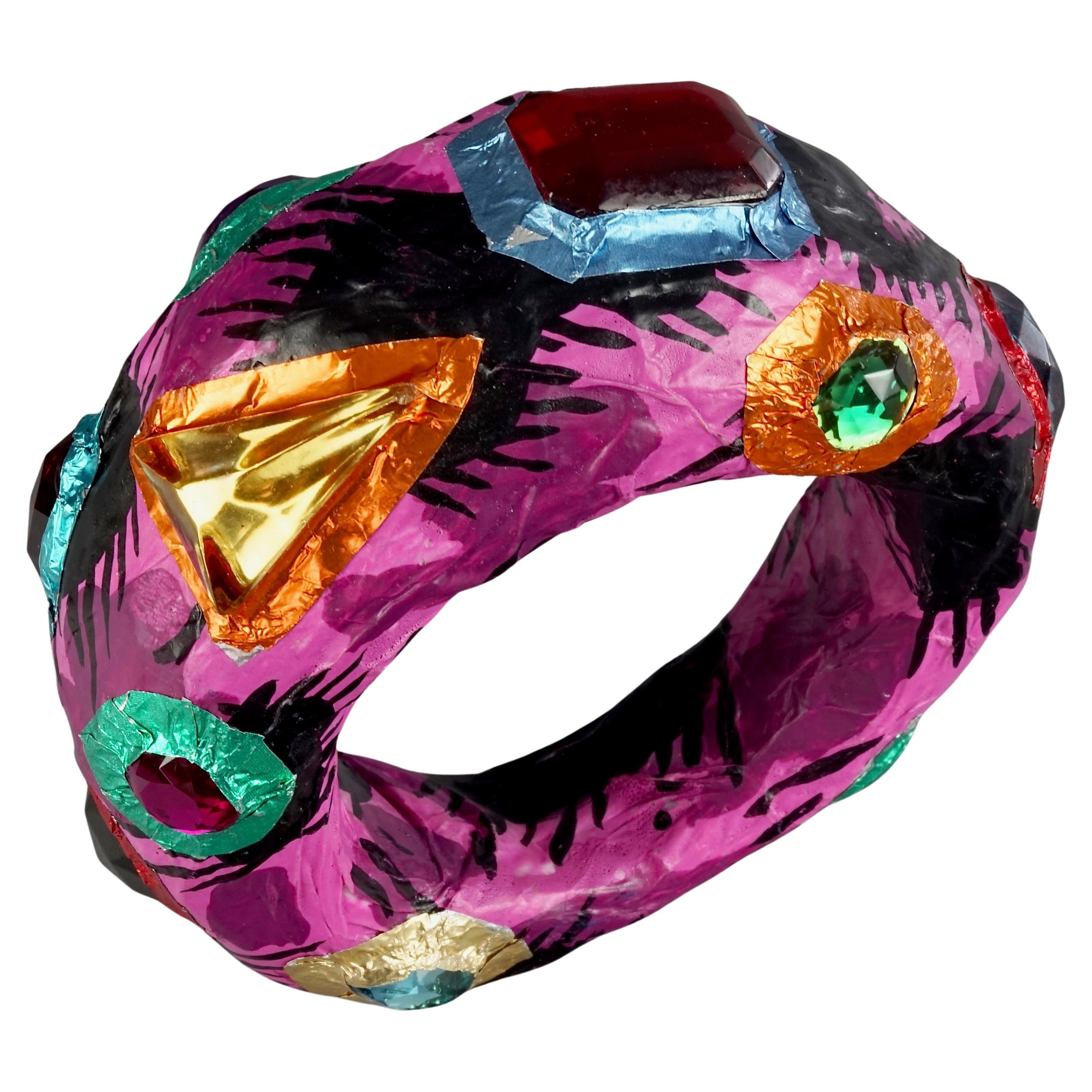 MOSCHINO Brazalete de papel maché con lunares negros, morado y decorado con joyas en venta