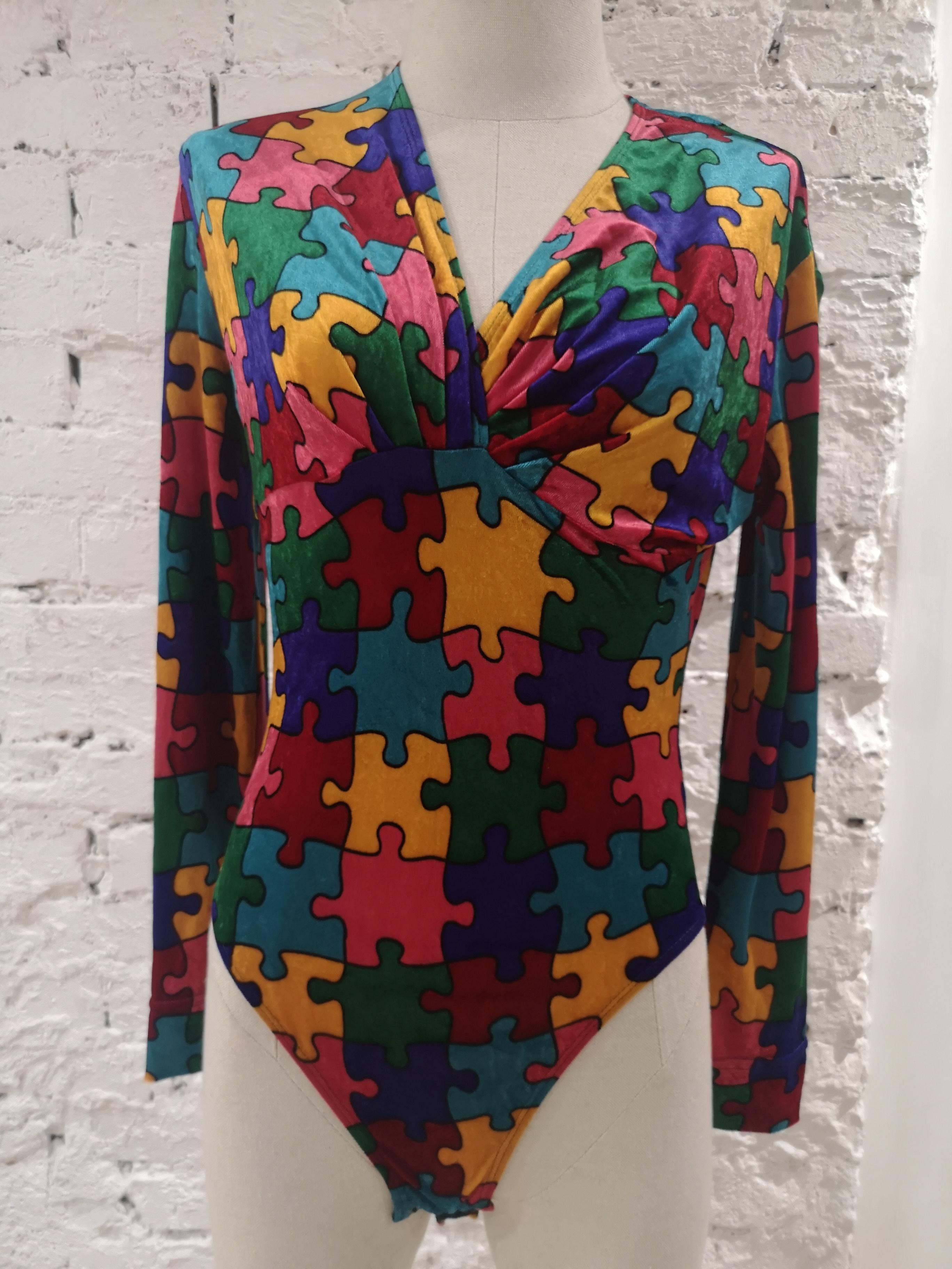 Moschino puzzle velvet body
totally made in italy in size 44
composition: acetate