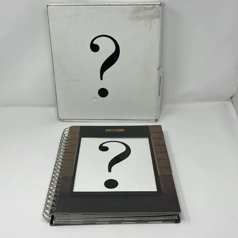Moschino Fragezeichen-Ring Bound, Buch, limitierte Auflage im Zustand „Gut“ im Angebot in Los Angeles, CA