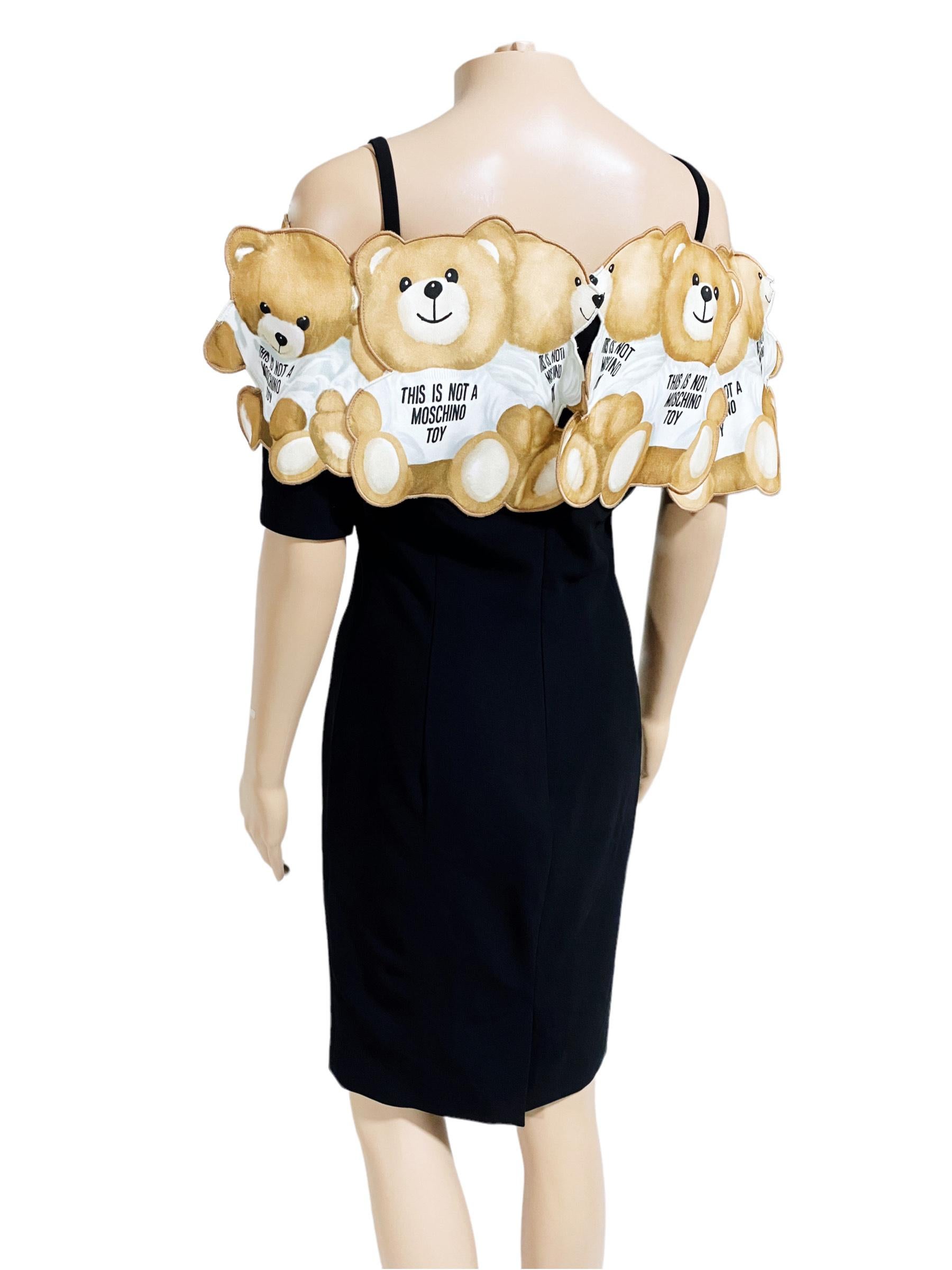 Rare robe de défilé Teddy Valley of the Dolls de Moschino Neuf - En vente à Iba, PH