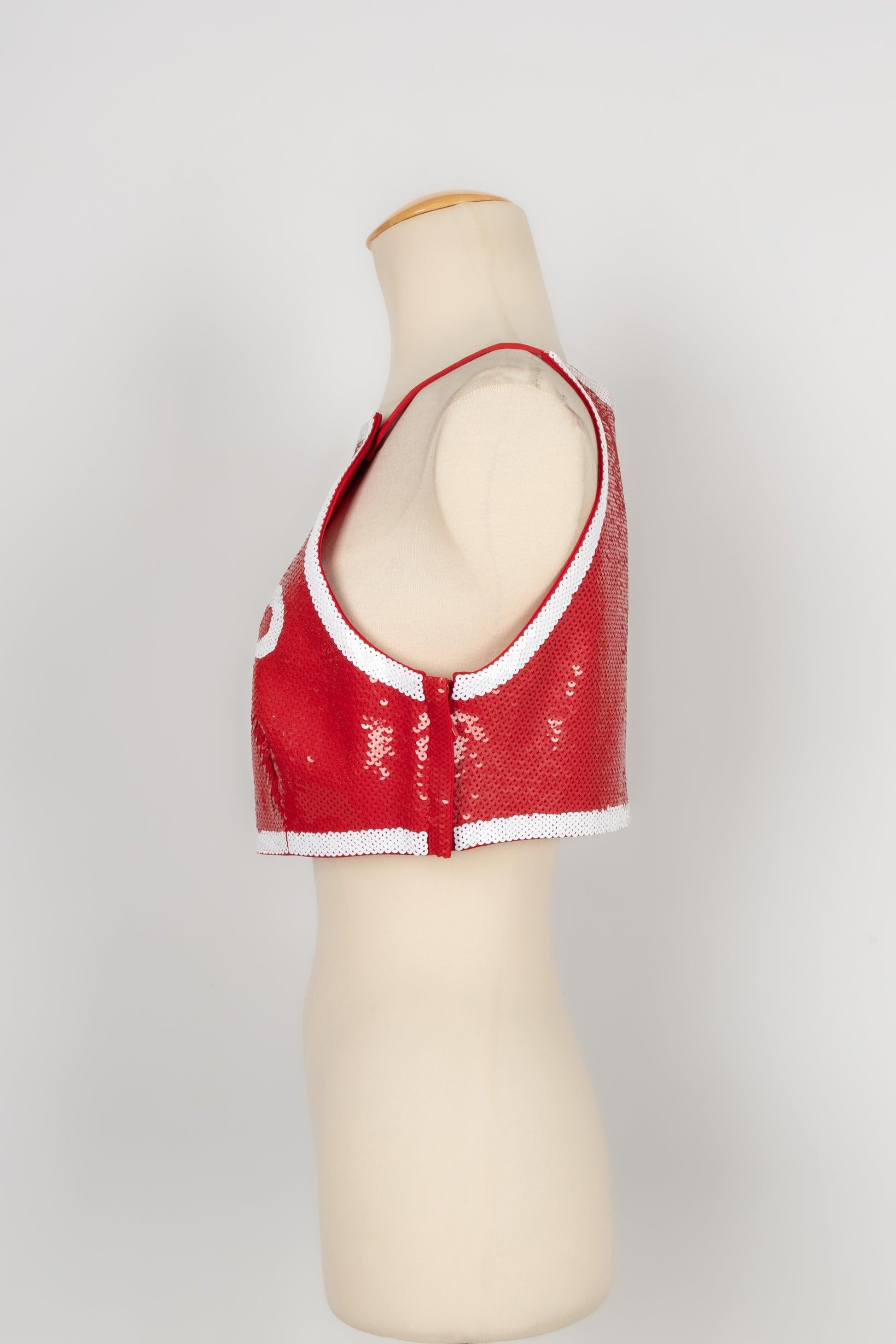 Moschino - (Made in Italy) Red and white sequinned top. Size 40FR. Spring-Summer 2016 Ready-to-Wear Collection.

Additional information:
Condition: Very good condition
Dimensions: Chest: 43 cm
Length: 37 cm

Seller reference: FH197