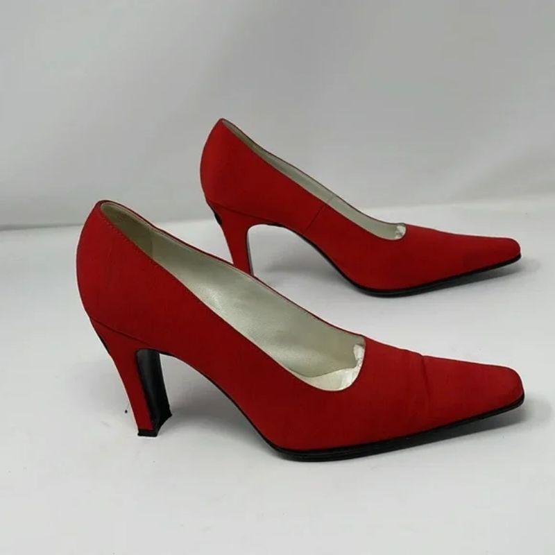 Moschino red fabric question mark pumps vintage

Be retro glam wearing these rare pumps by Moschino with question marks on the heels! Red fabric. Embroidered at heels. NO BOX.

Size 37
Leather soles
Fabric upper
Made in Italy

Note: Bends at the