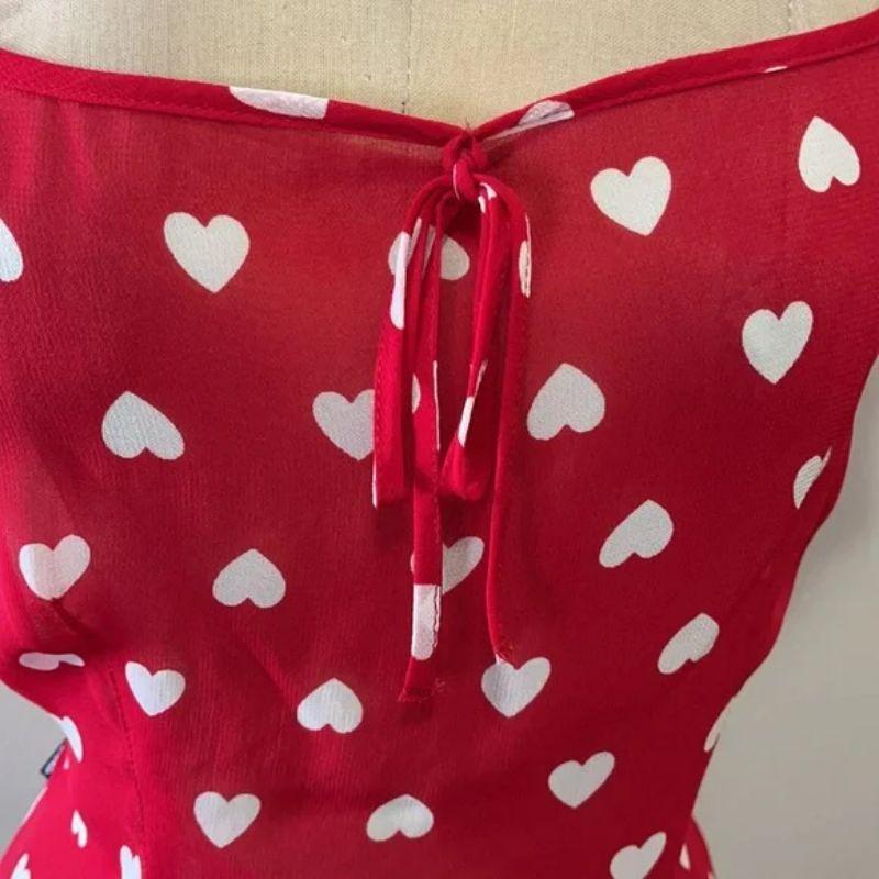 Moschino Rote Herzbluse mit Tupfen

Sommerliches Sommerkleid glänzend, wenn man diese lustige rote Bluse mit Tupfen in Form von Herzen trägt! Er eignet sich hervorragend für die Kombination mit weißen, dünnen Jeans oder Shorts und sorgt für einen