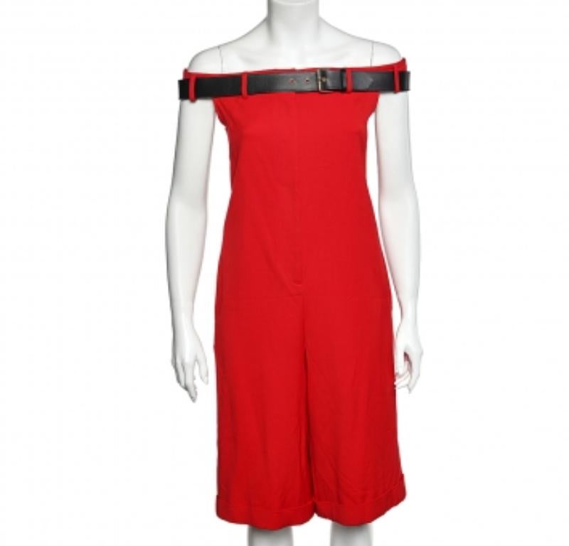 Mono Moschino rojo de lana sin hombros con cinturón M en Excelente estado para la venta en Dubai, Al Qouz 2