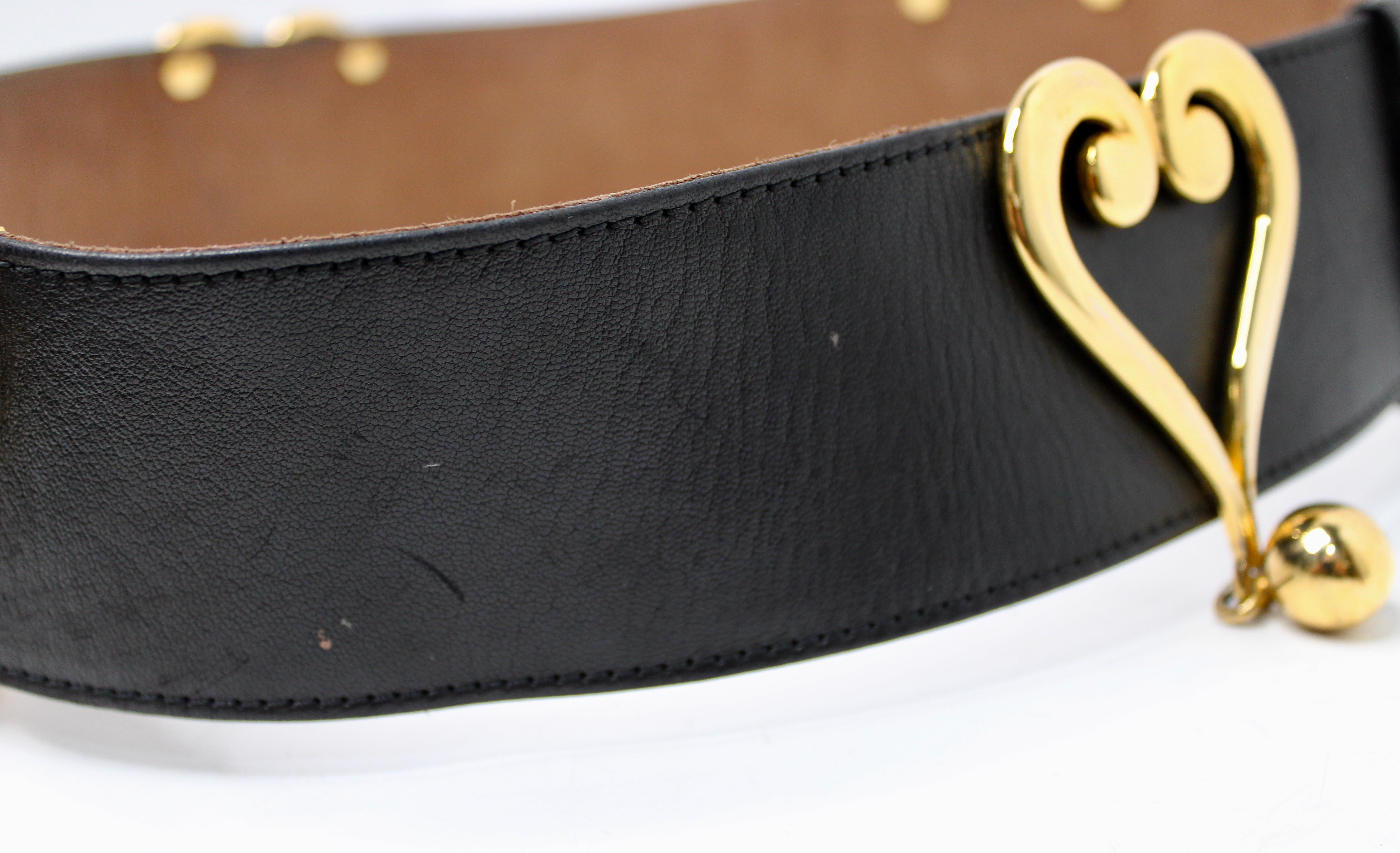 Cintura Moschino Redwall in pelle nera con fibbie a cuore dorate, circa anni '80 in vendita 5