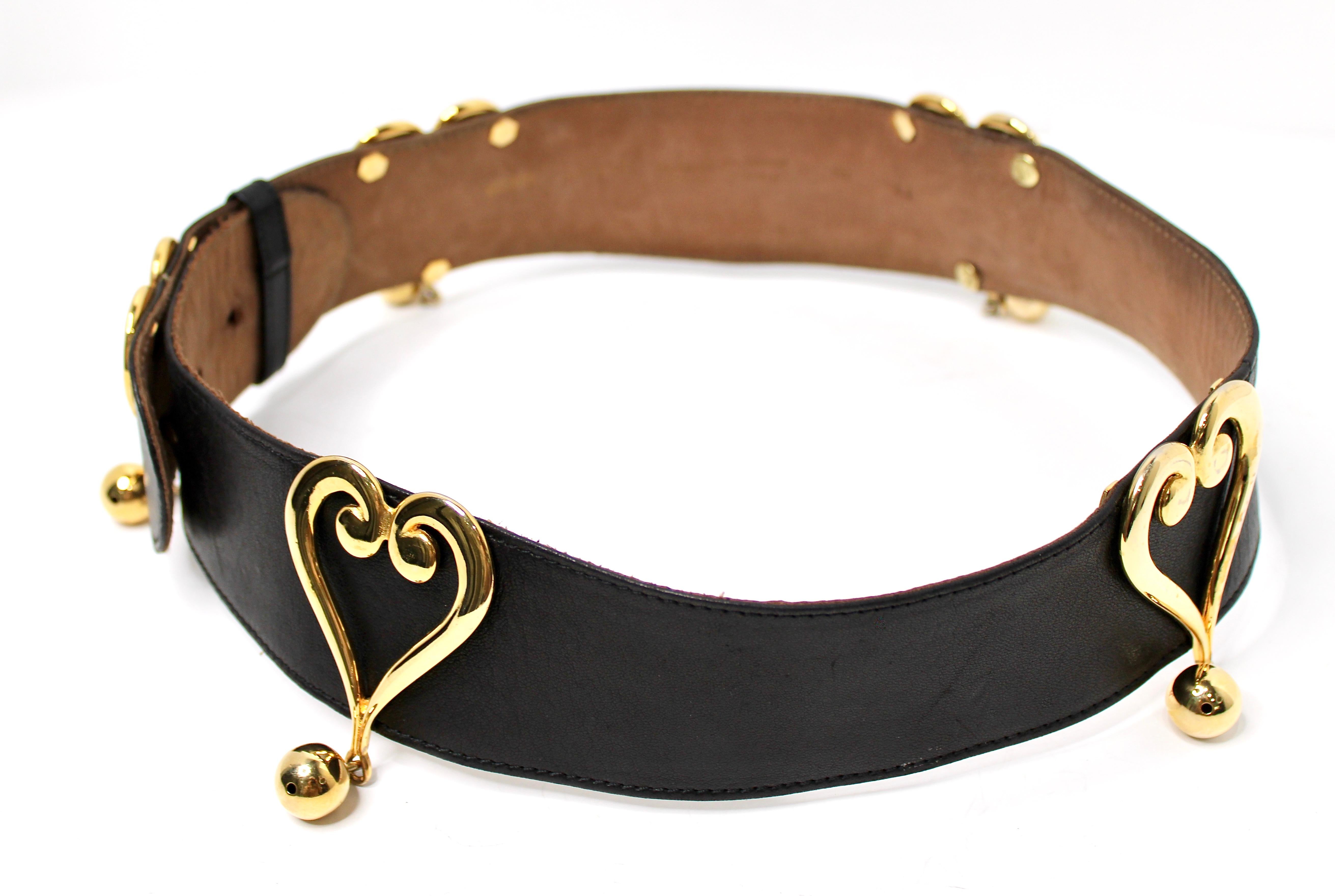 Nero Cintura Moschino Redwall in pelle nera con fibbie a cuore dorate, circa anni '80 in vendita
