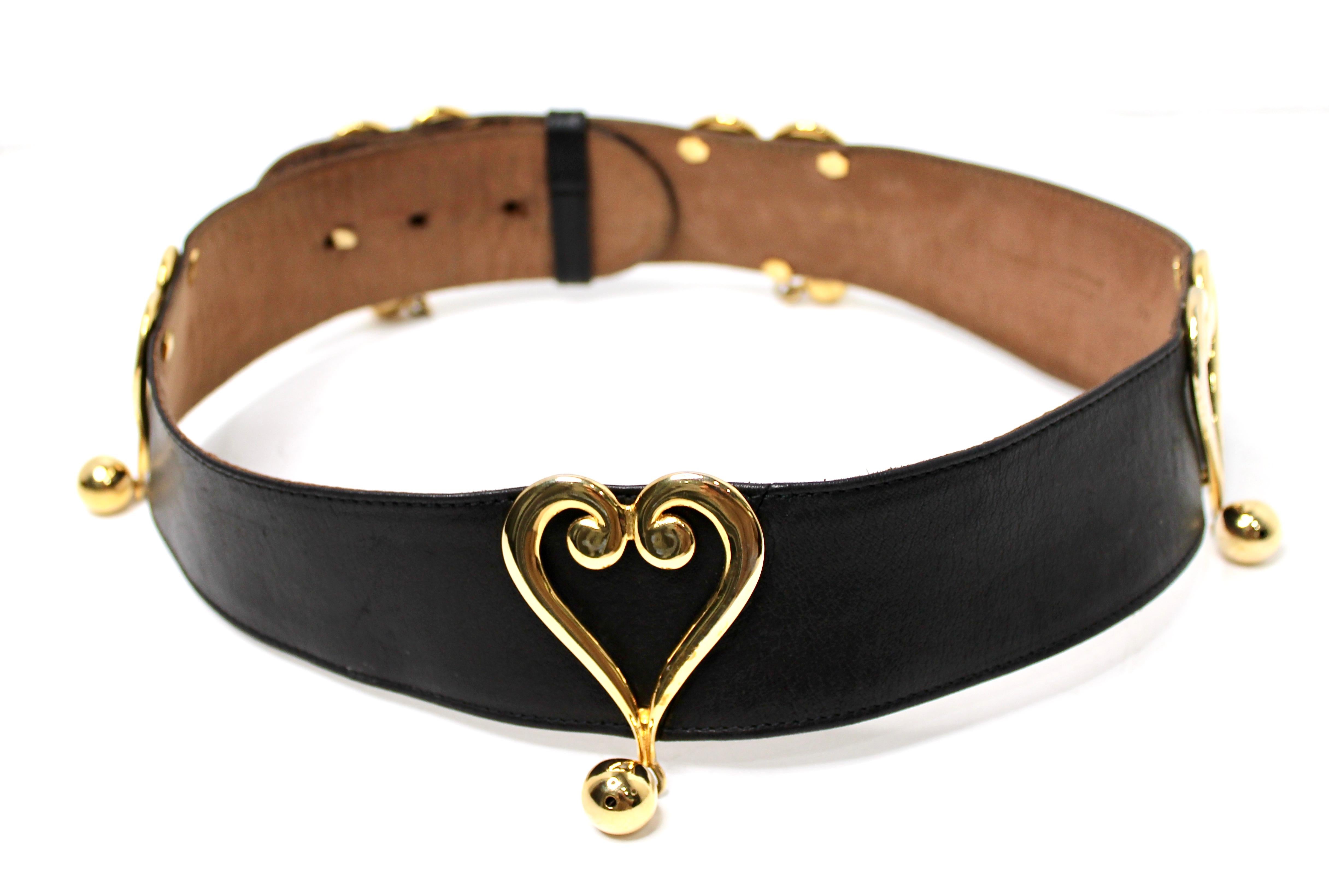 Cintura Moschino Redwall in pelle nera con fibbie a cuore dorate, circa anni '80 in vendita 2