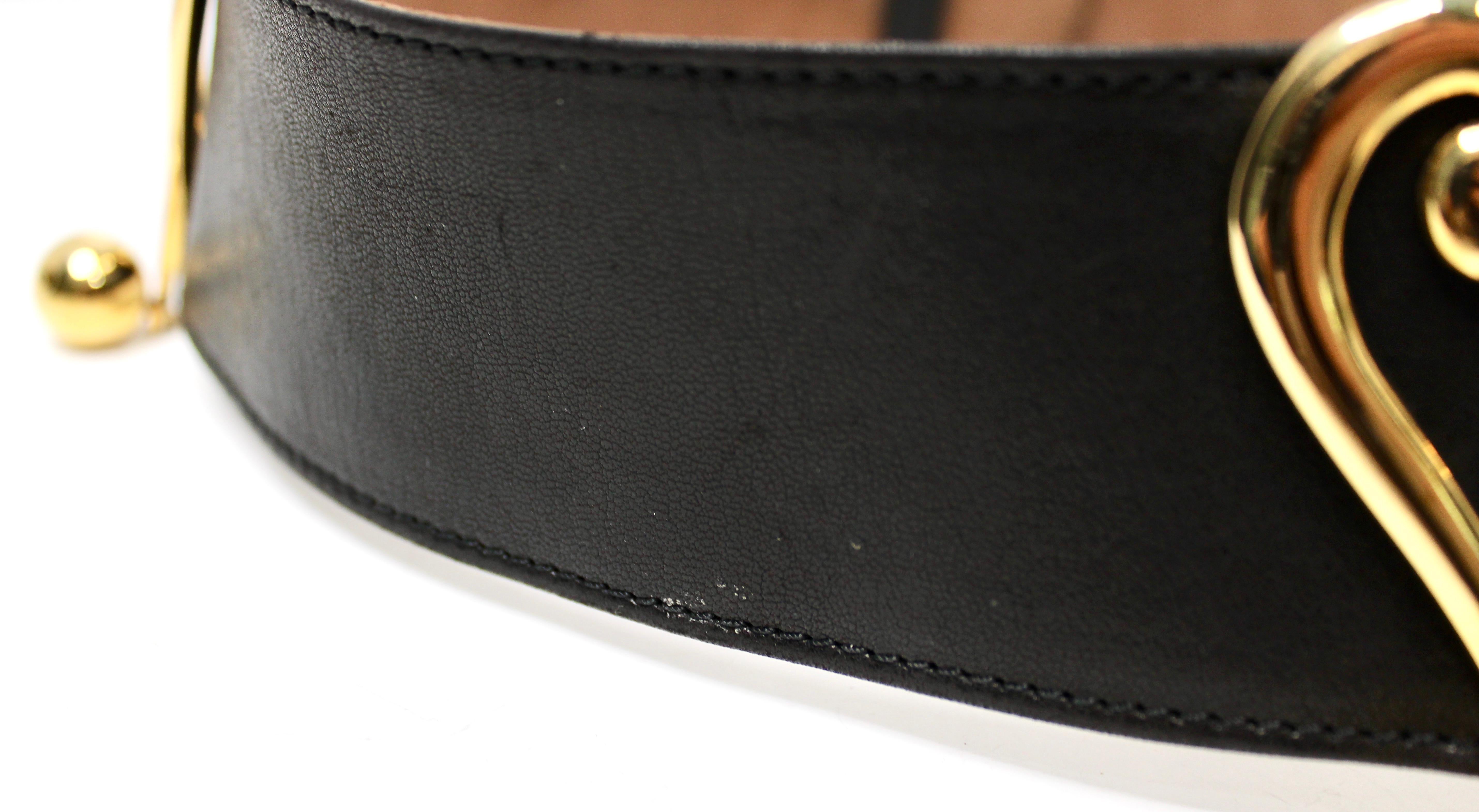 Cintura Moschino Redwall in pelle nera con fibbie a cuore dorate, circa anni '80 in vendita 3