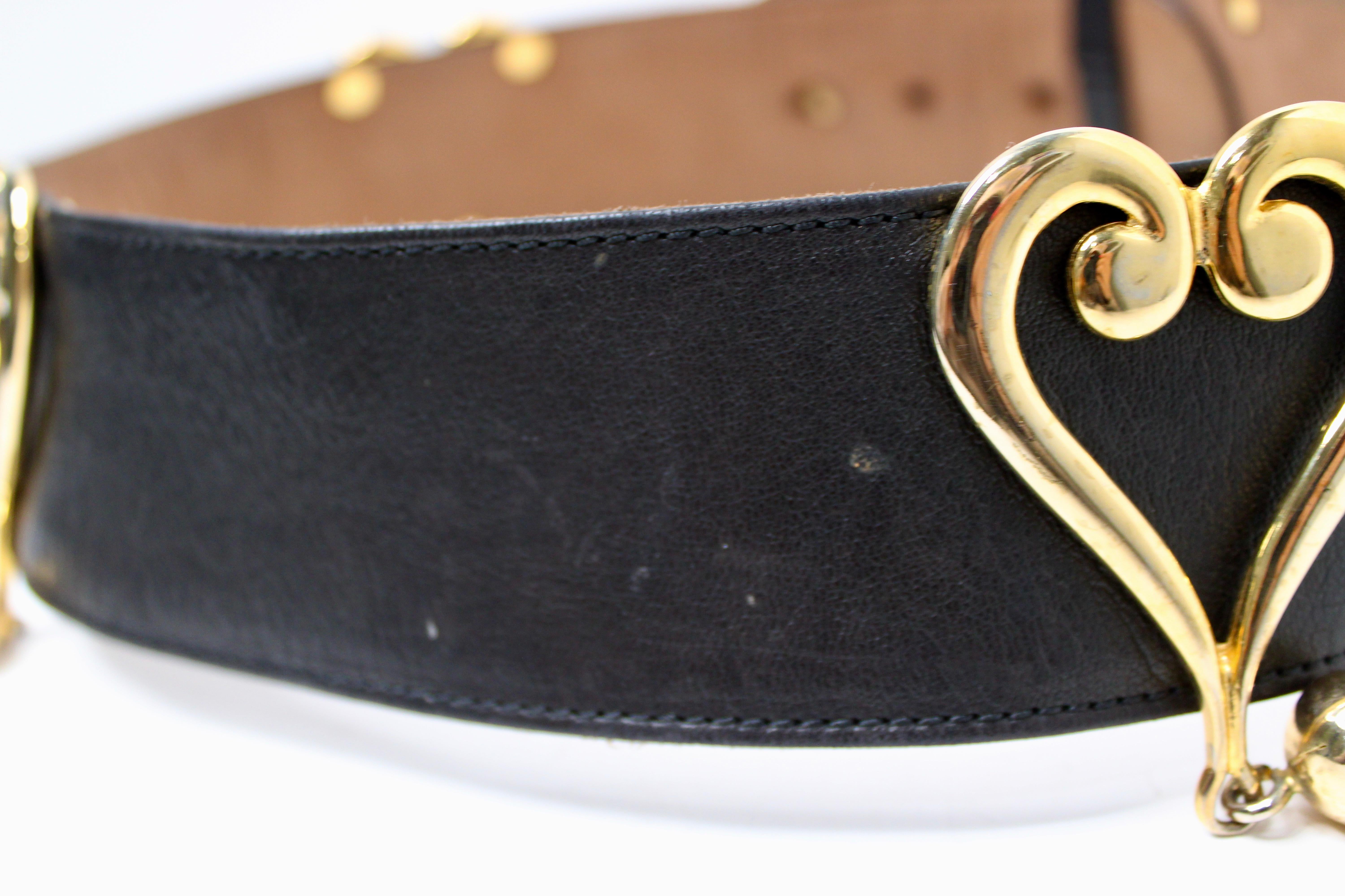 Cintura Moschino Redwall in pelle nera con fibbie a cuore dorate, circa anni '80 in vendita 4