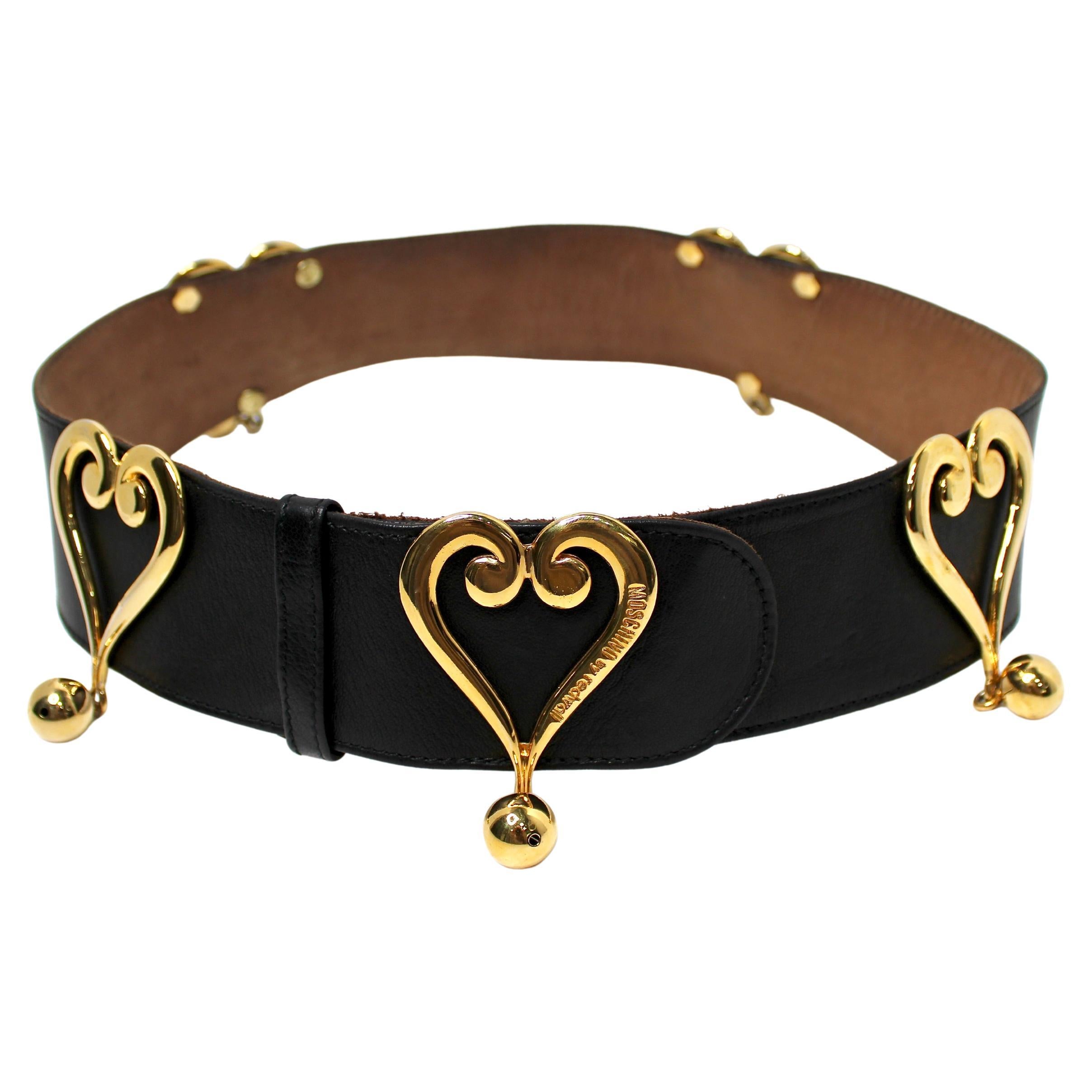 Cintura Moschino Redwall in pelle nera con fibbie a cuore dorate, circa anni
80