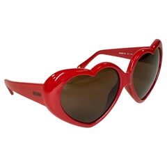 Moschino Retro Rote Liebes-Sonnenbrille in Herzform (MO585-01S)