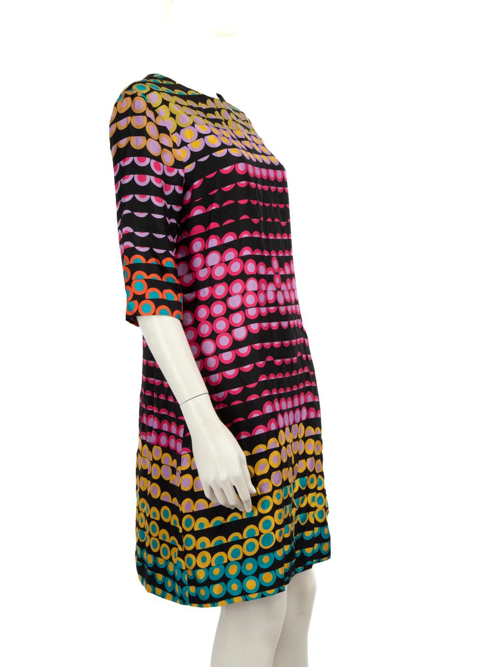 CONDIT ist sehr gut. Kaum sichtbare Abnutzungserscheinungen am Kleid sind bei diesem gebrauchten Moschino Designer-Wiederverkaufsartikel zu erkennen.
 
 Einzelheiten
 
 
 Mehrfarbig
 
 Seide
 
 Kleid
 
 Knielang
 
 Mittlere Ärmel
 
 Polkadot-Druck

