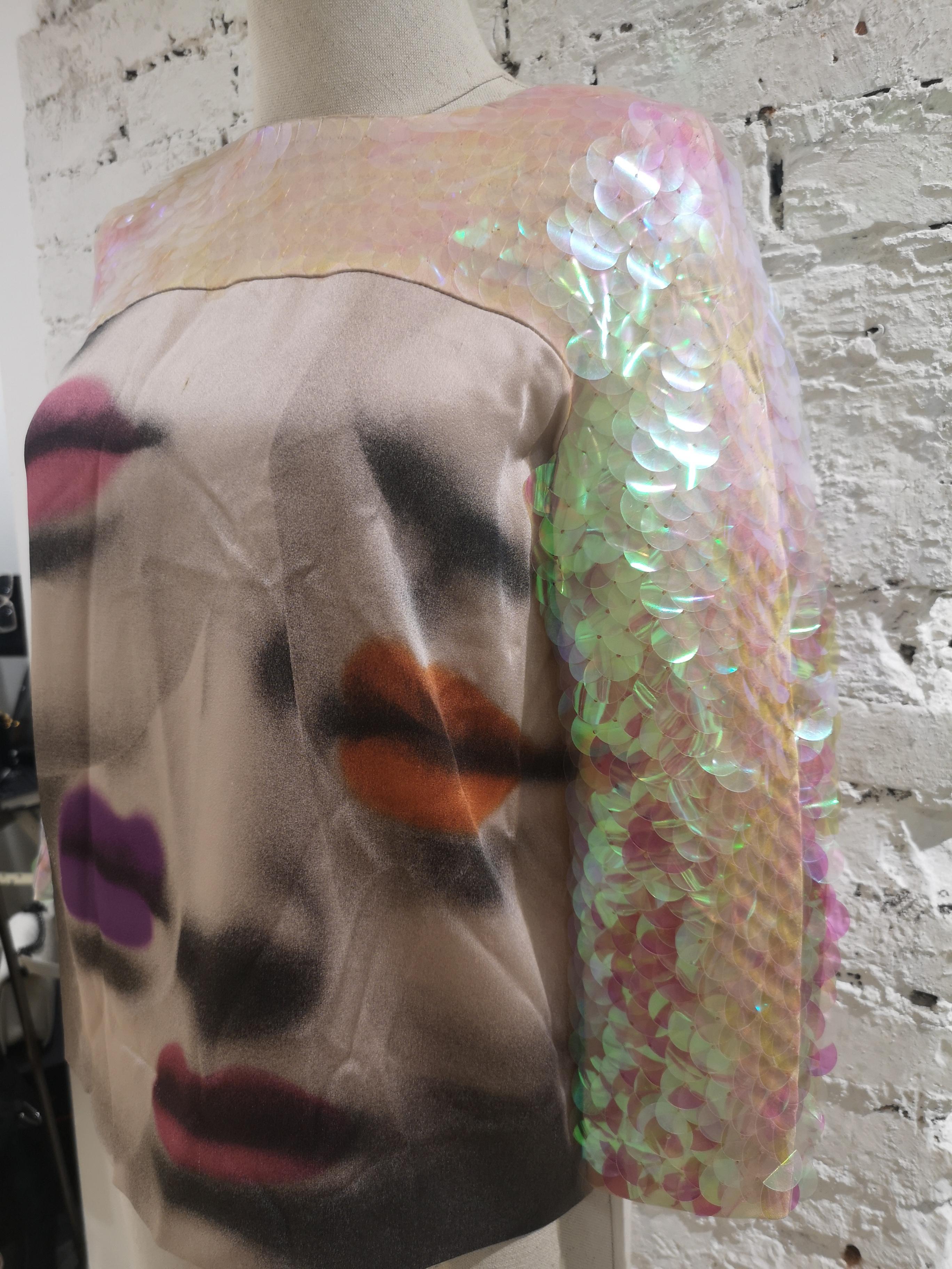 Moschino silk sequins mouth shirt
size m
total lebght 54 cm
shoulder to hem 50 cm
check pics carefully , some signs of use