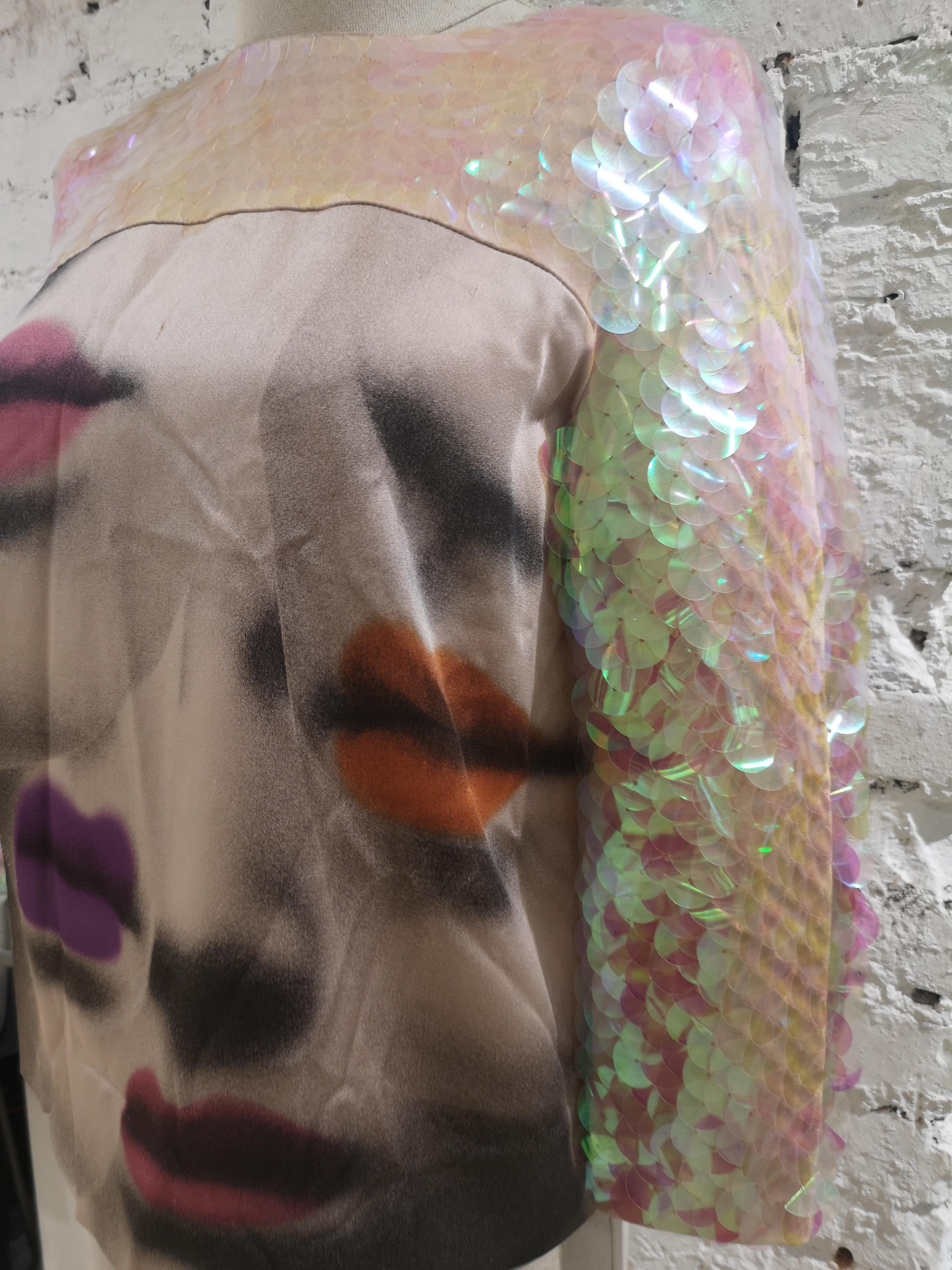 Moschino Seidenhemd mit Paillettenbesatz für den Mund (Braun) im Angebot