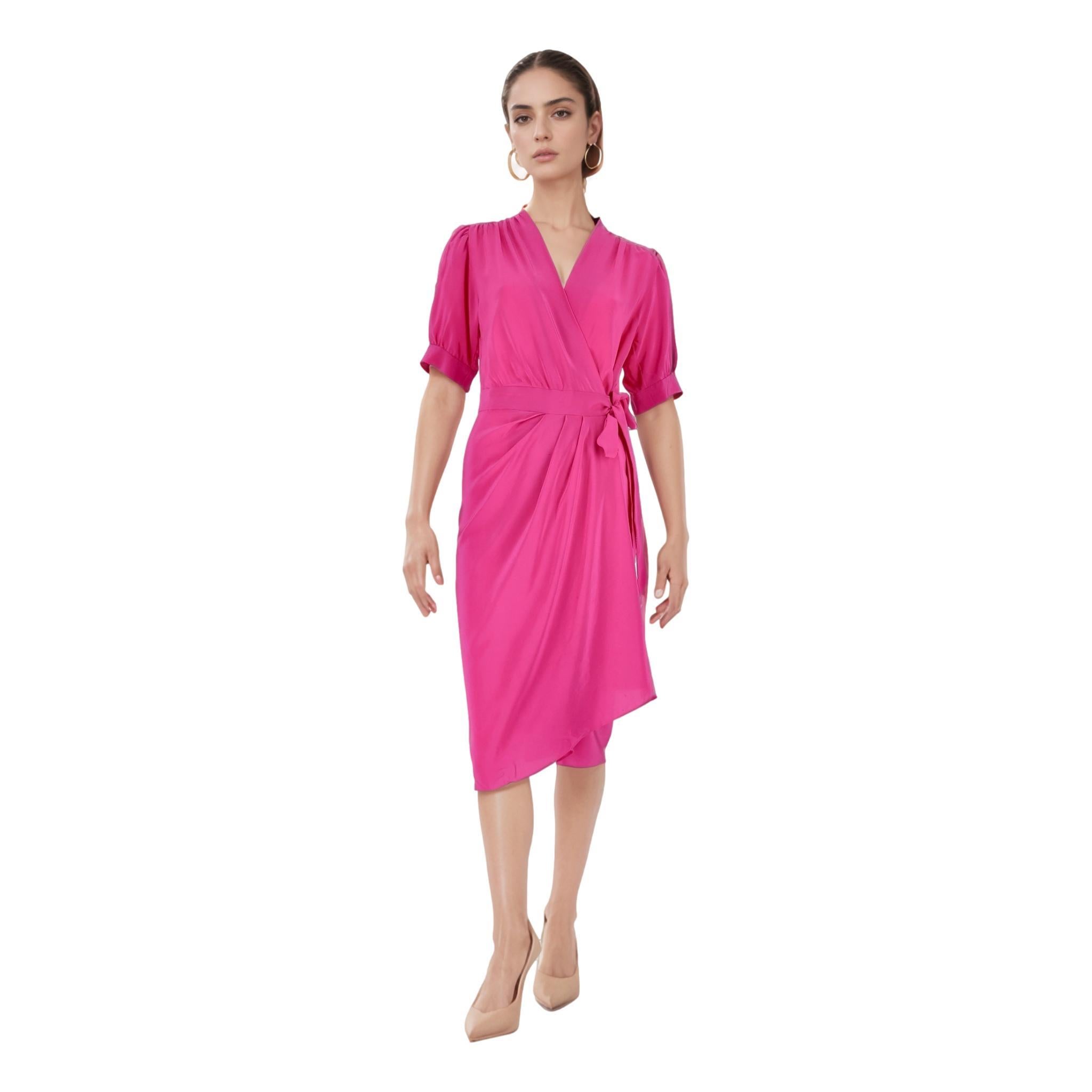 Moschino Wickelkleid aus Seide

Fuchsiafarbenes Kleid aus Seide mit Wickeloptik zum Selberbinden.

Mit plissierten kurzen Ballonärmeln, V-Ausschnitt, Druckknopf und Reißverschluss an der Seite.

Preis ca. £750

Größe - 42IT

Zustand - Sehr